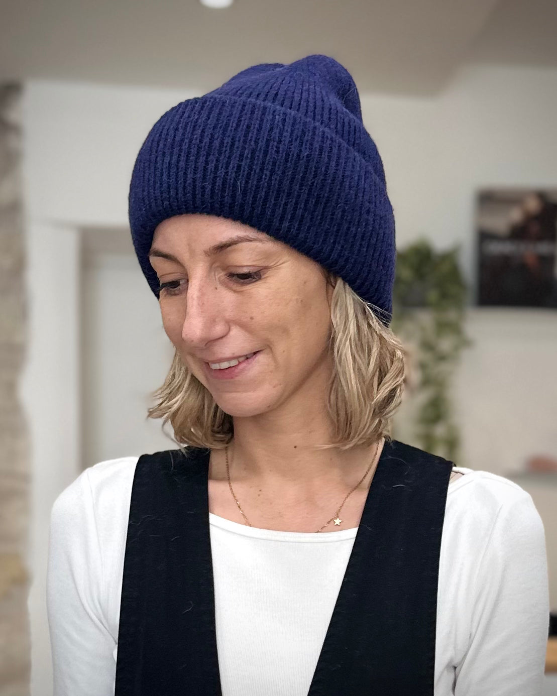 Bonnet bleu foncé en maille douce