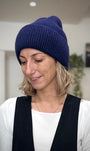 Bonnet bleu foncé en maille douce