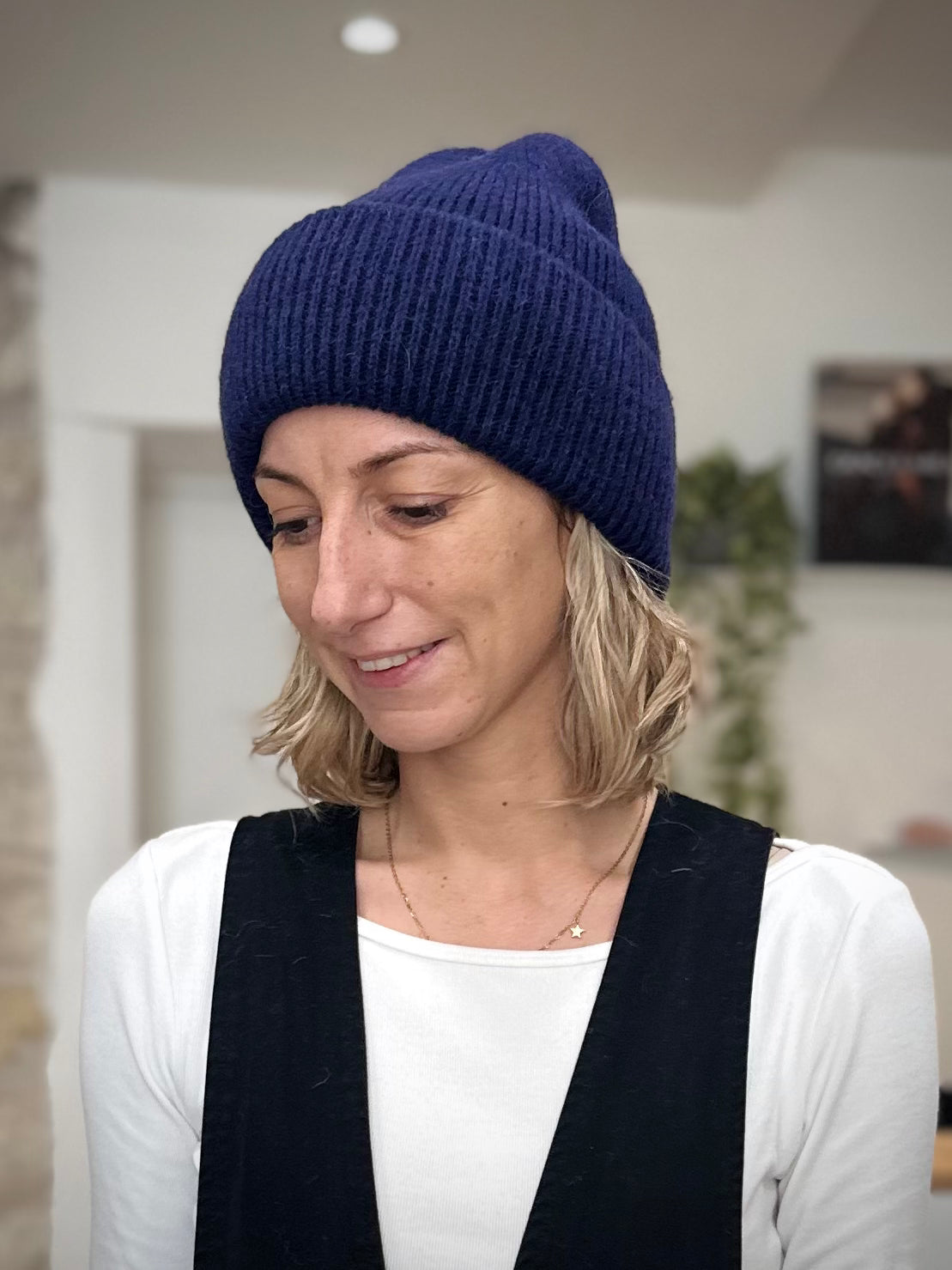 Bonnet bleu foncé en maille douce