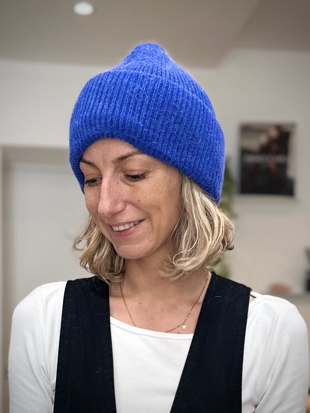 Bonnet bleu électrique en maille angora