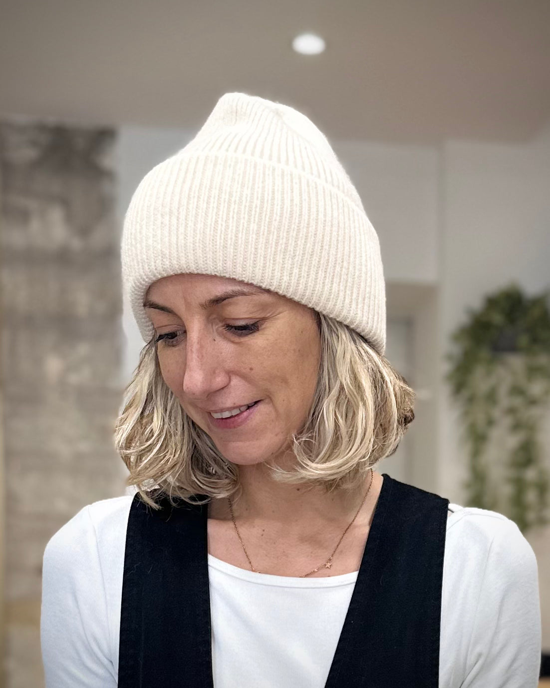 Bonnet écru maille épaisse en gros plan