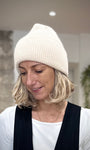 Bonnet écru maille épaisse en gros plan