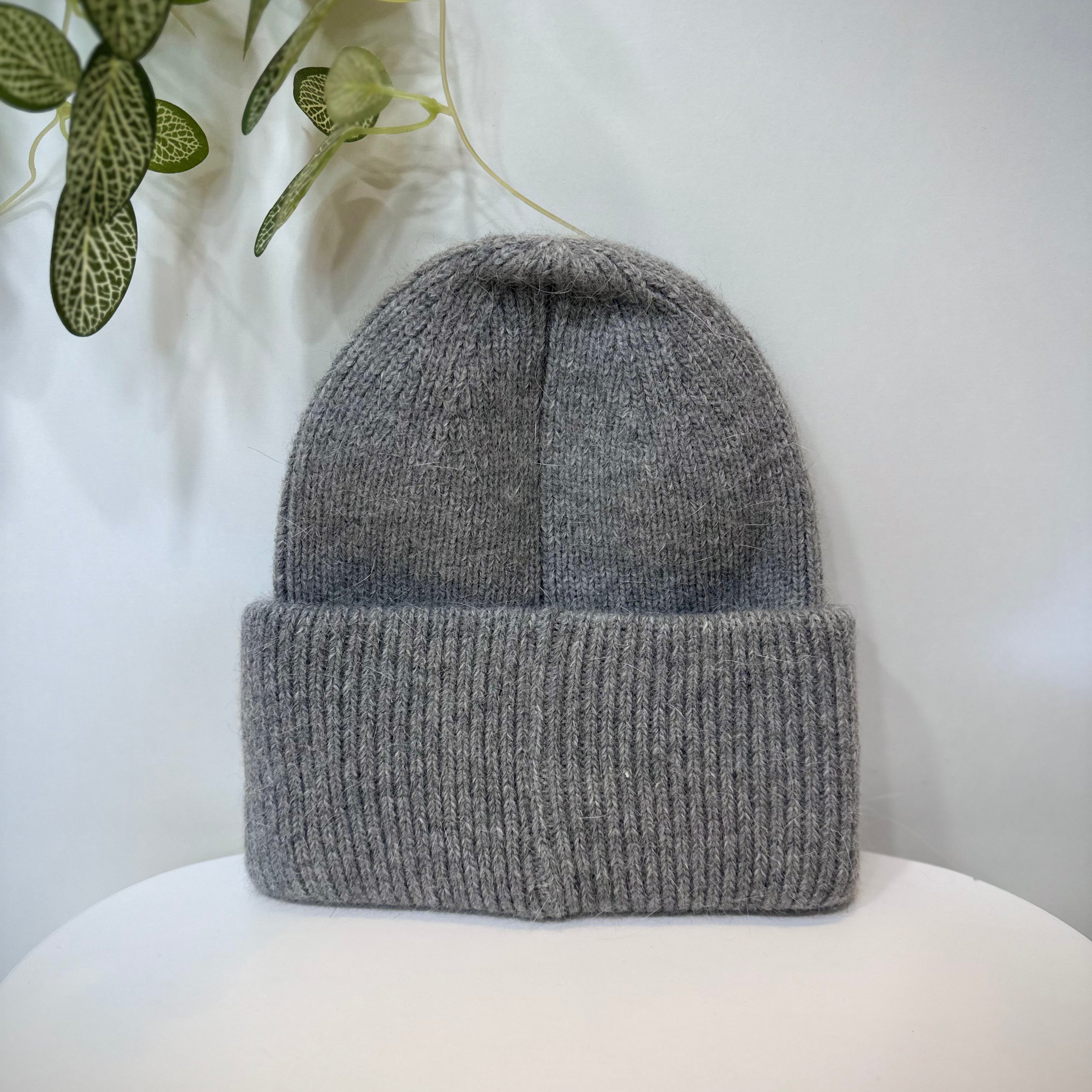 Bonnet en maille douce gris clair avec revers