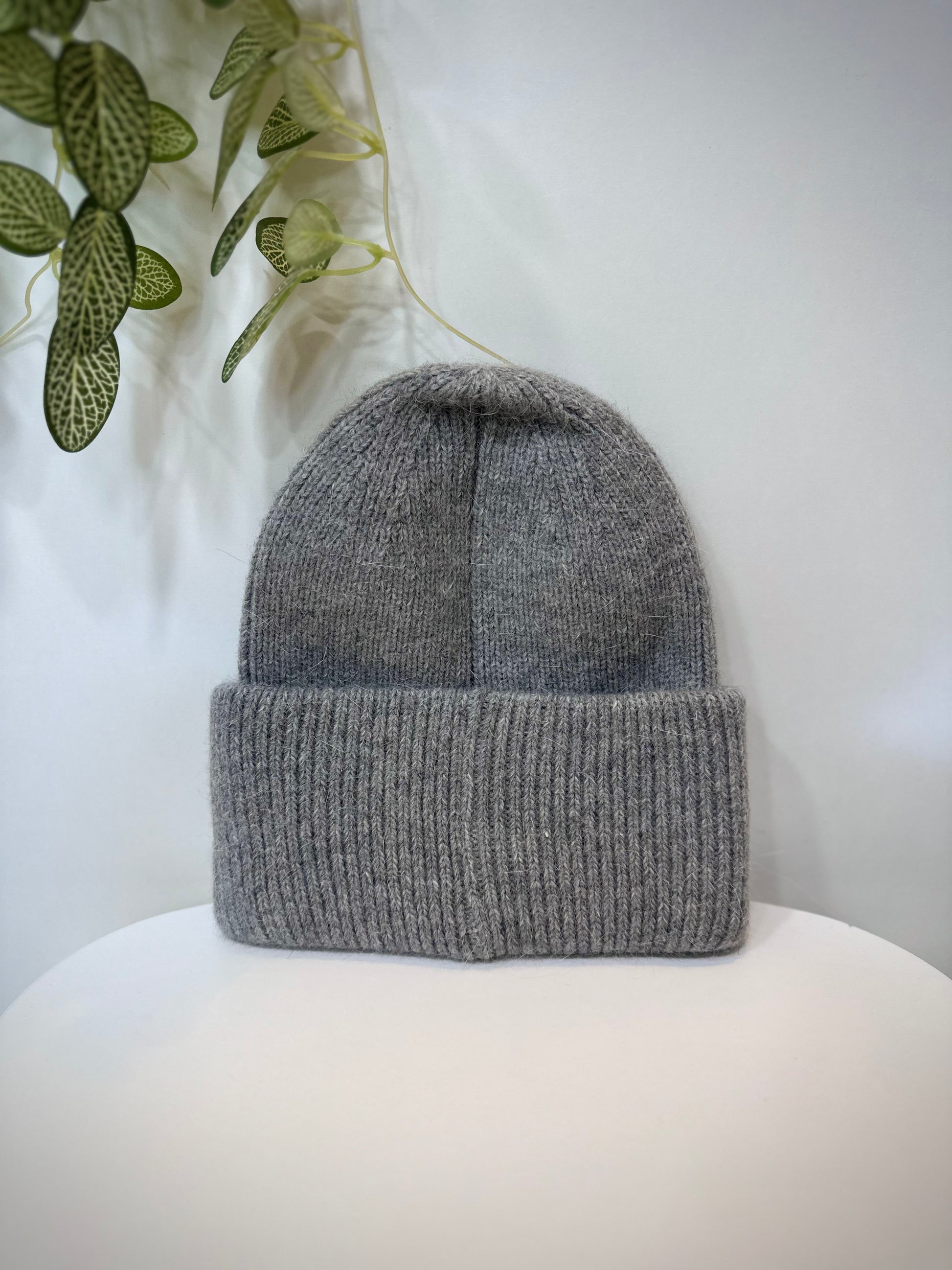 Bonnet en maille douce gris clair avec revers