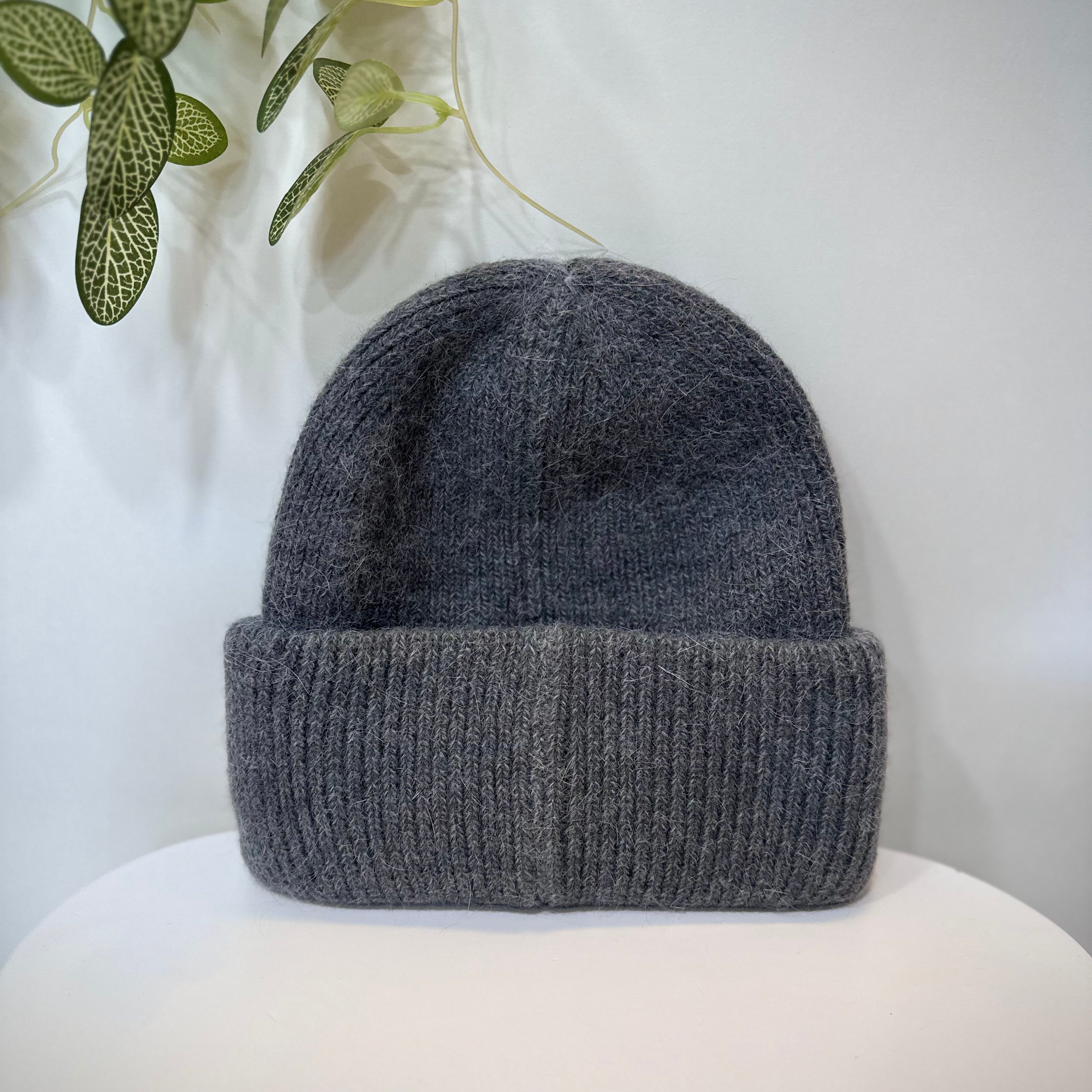 Bonnet chaud en maille angora gris foncé