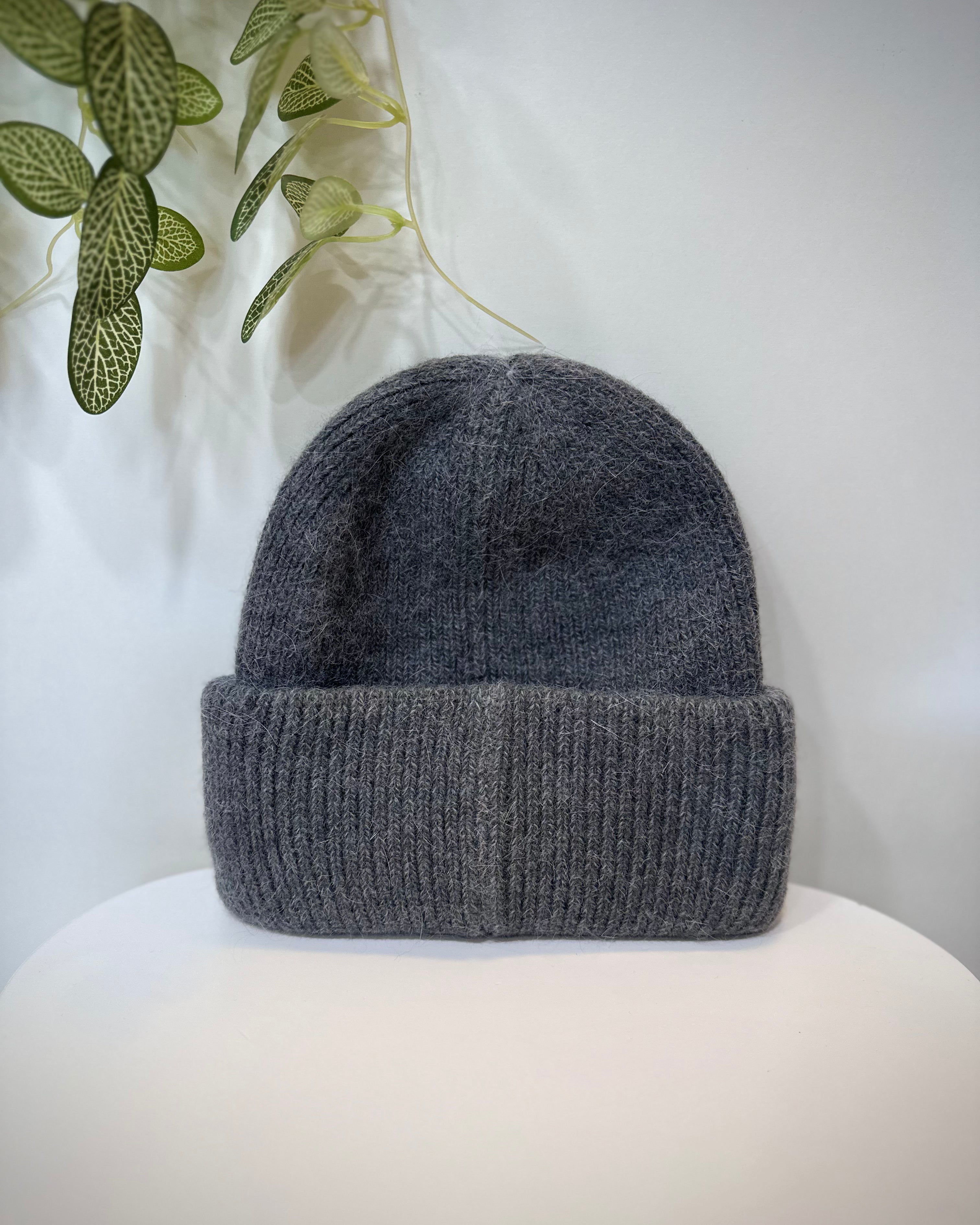 Bonnet chaud en maille angora gris foncé