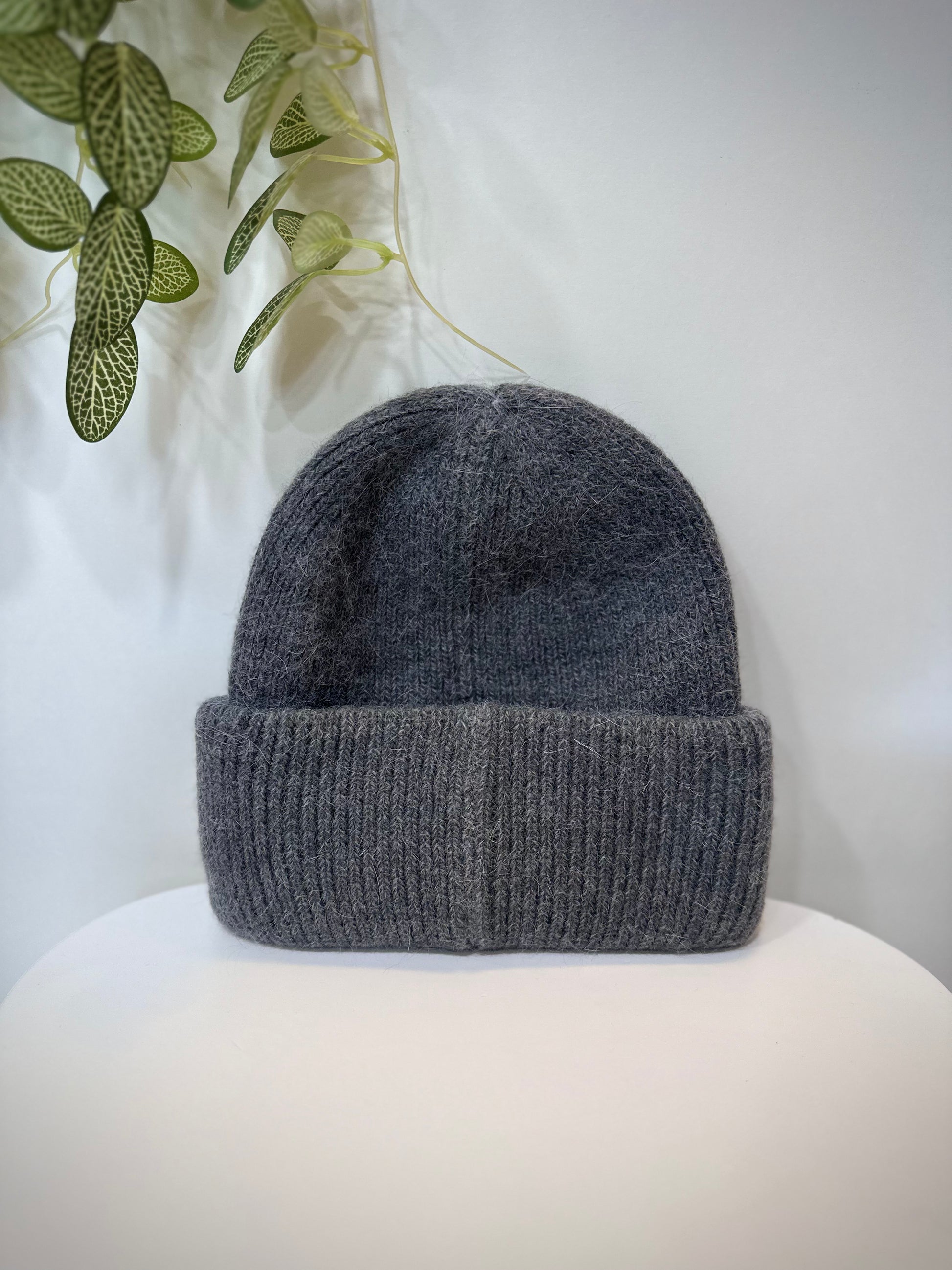 Bonnet chaud en maille angora gris foncé