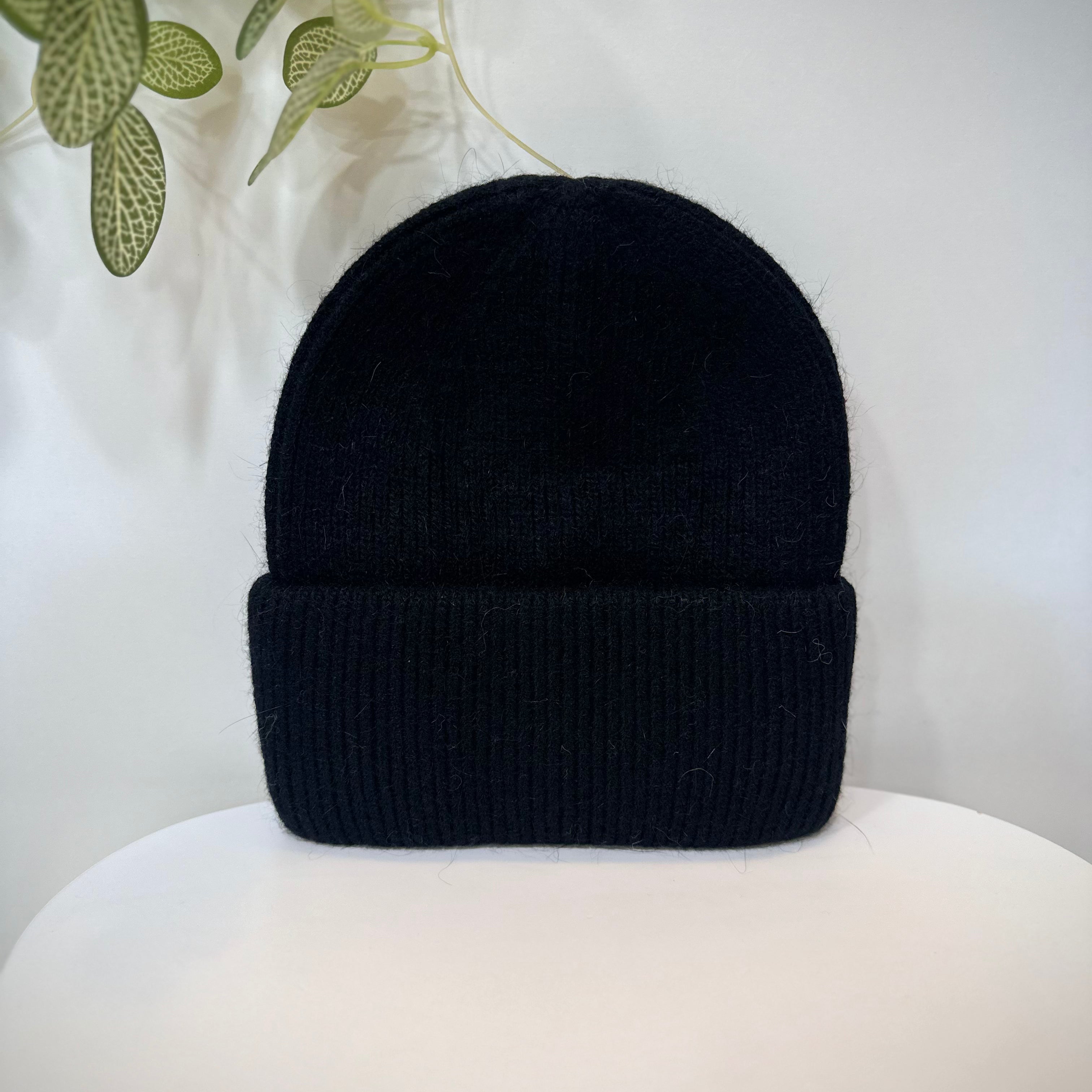 Bonnet angora noir texture duveteuse