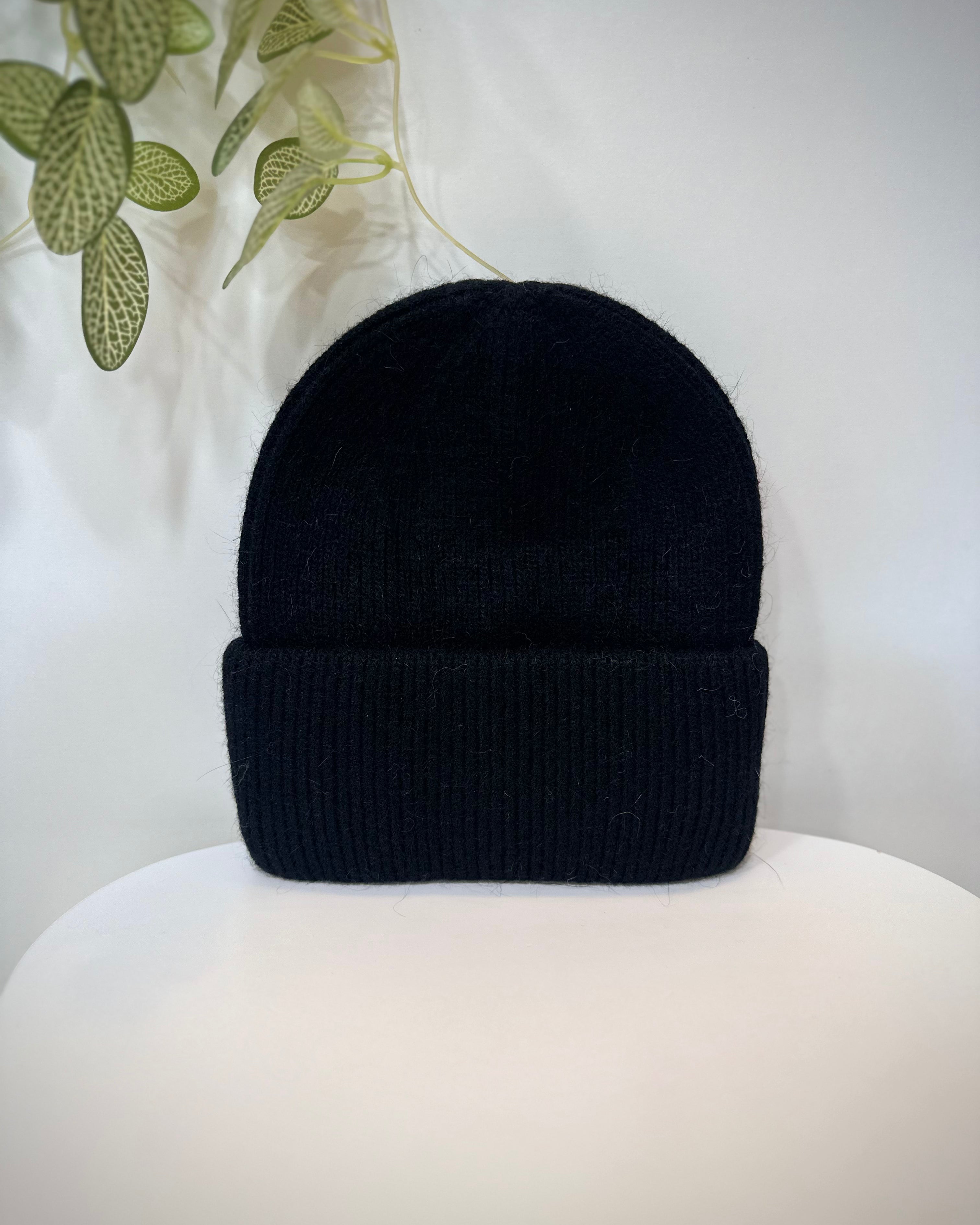 Bonnet angora noir texture duveteuse
