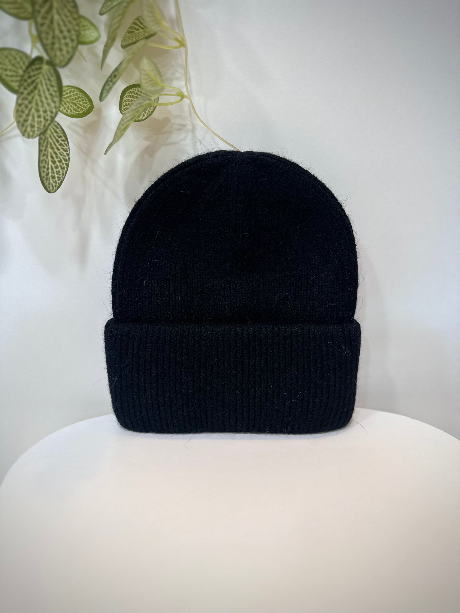 Bonnet angora noir texture duveteuse