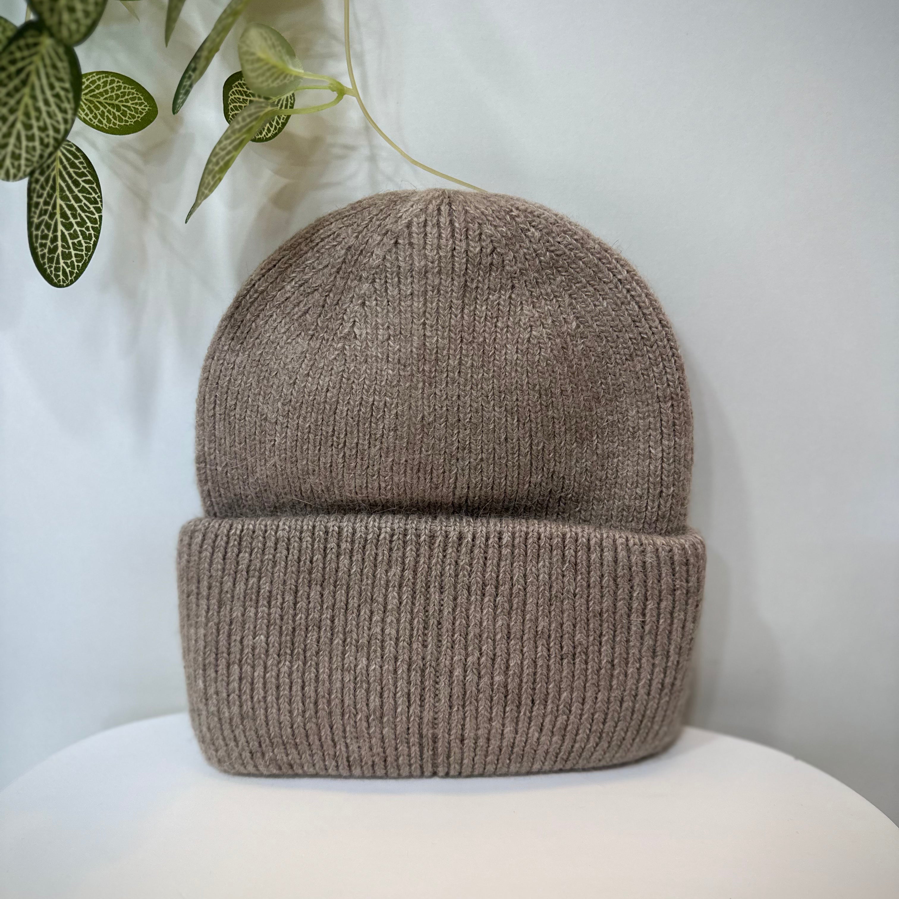 Bonnet angora taupe texture duveteuse