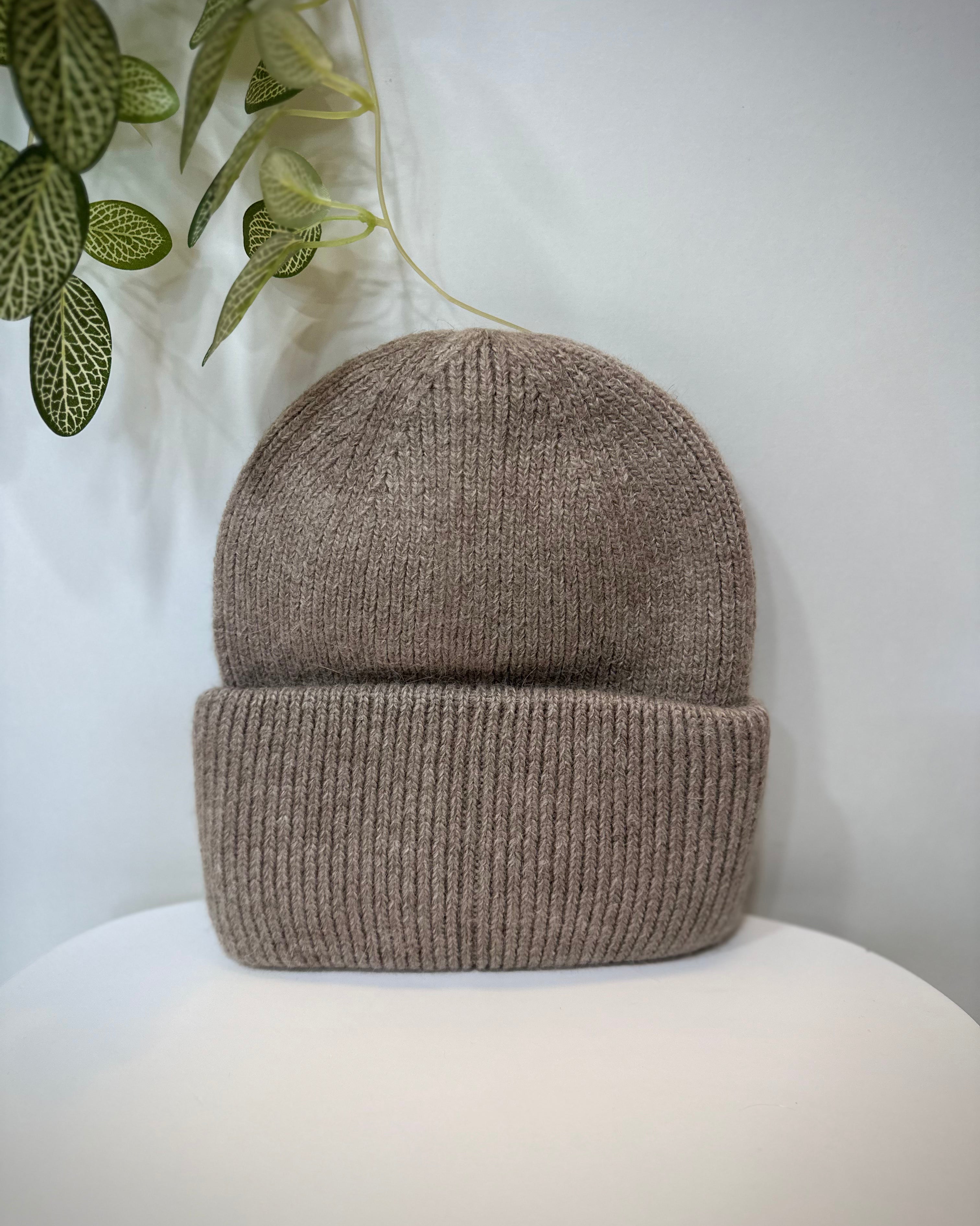Bonnet angora taupe texture duveteuse
