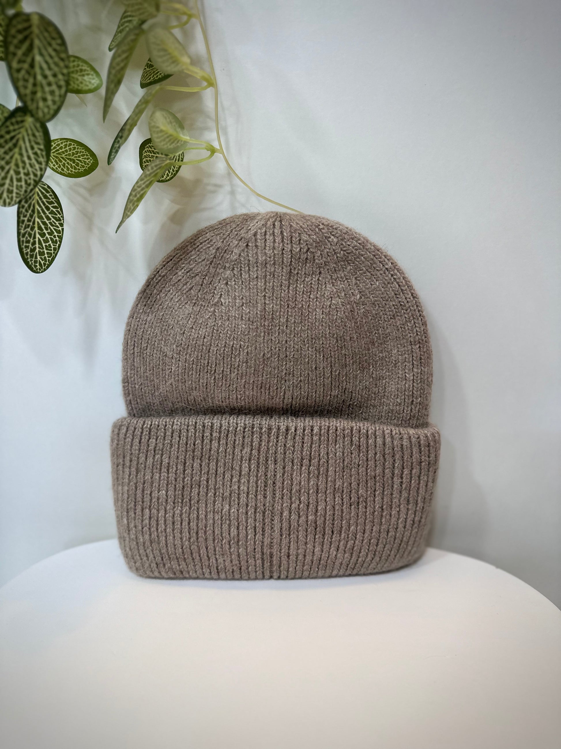 Bonnet angora taupe texture duveteuse