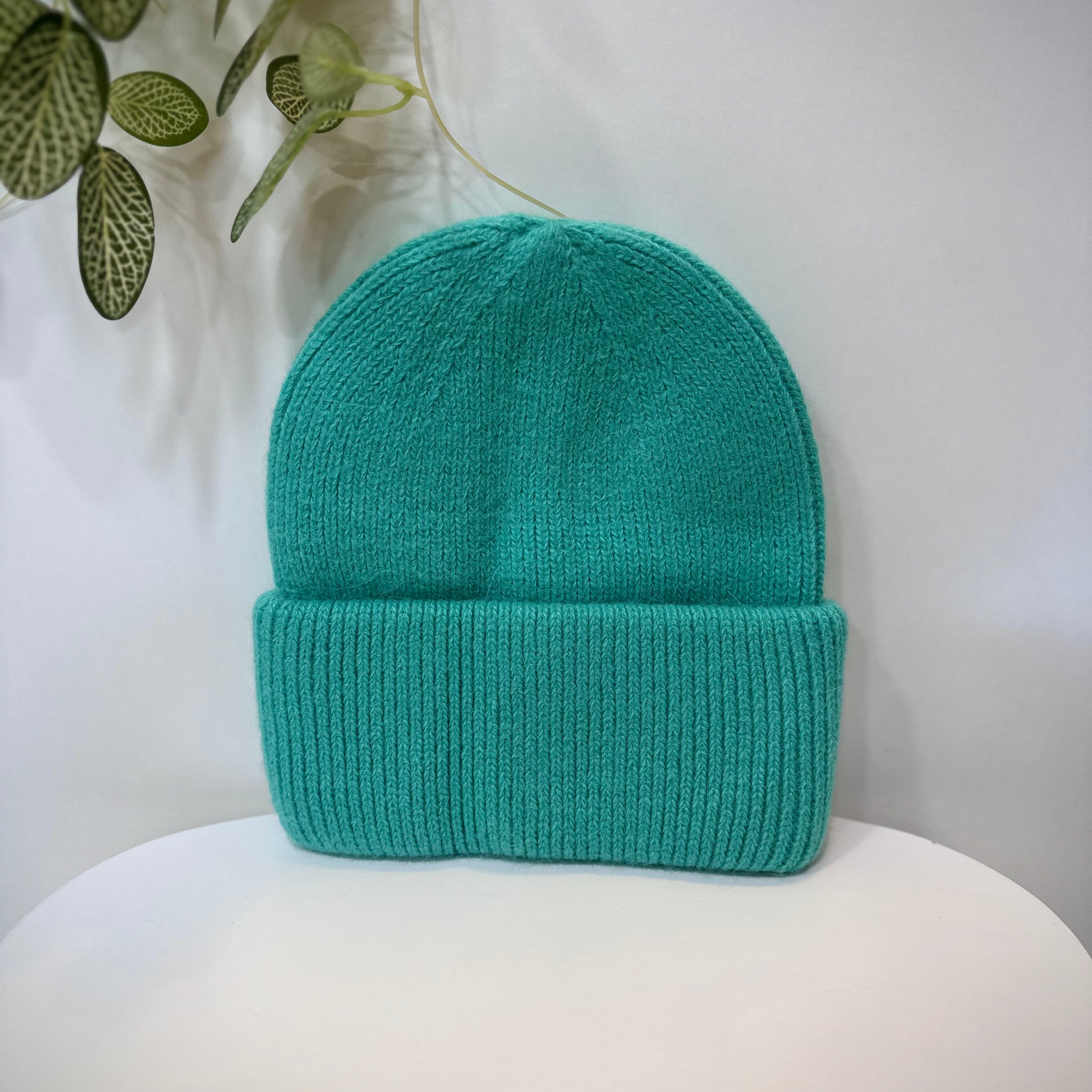 Bonnet angora vert clair en gros plan