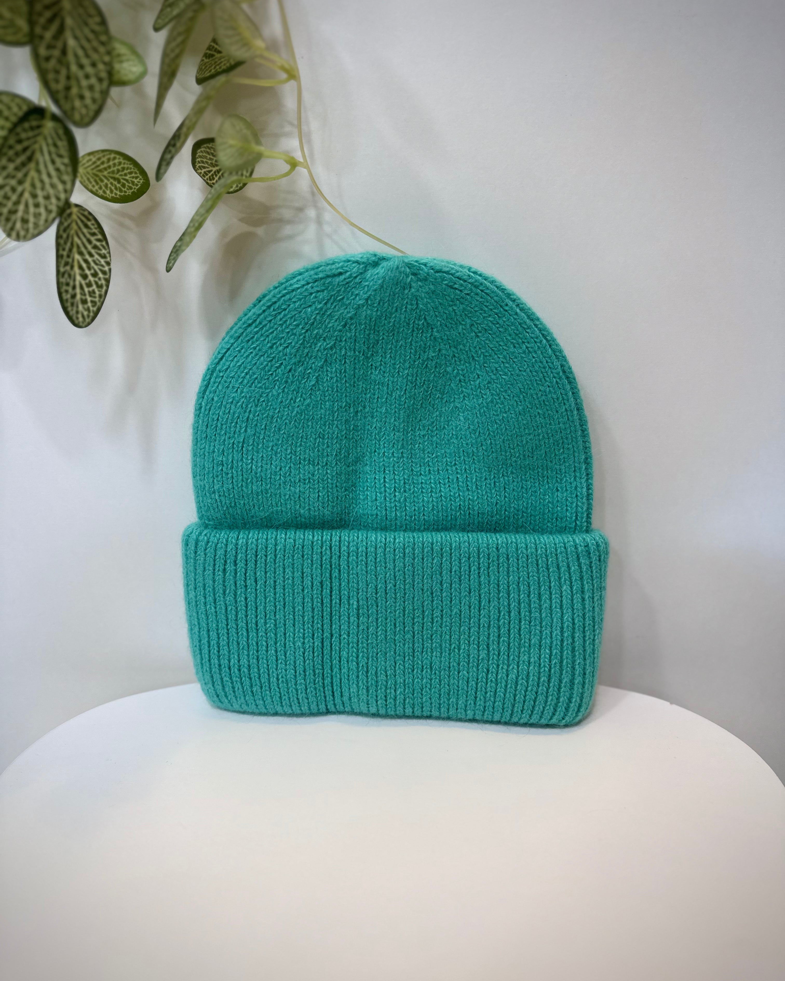 Bonnet angora vert clair en gros plan
