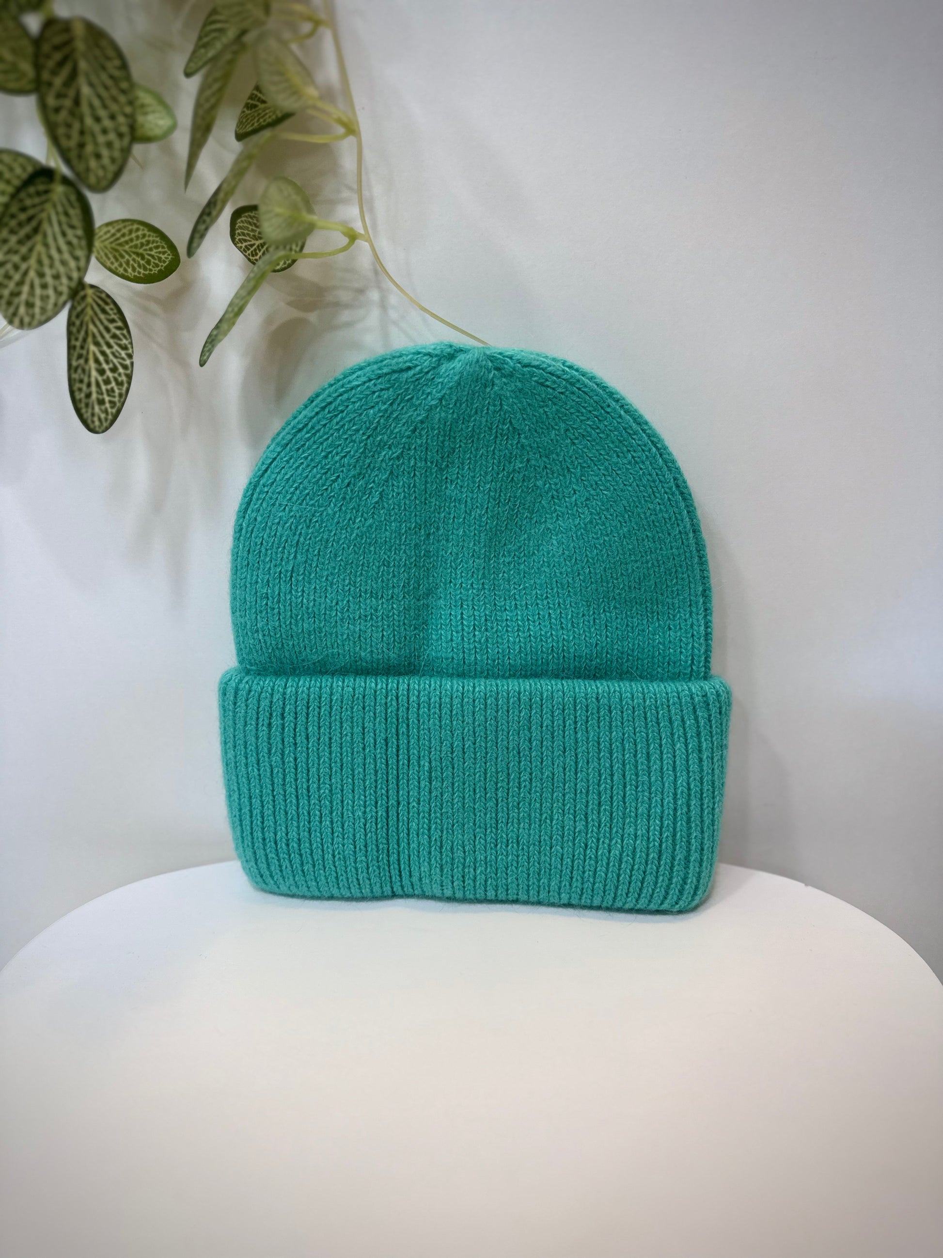 Bonnet angora vert clair en gros plan