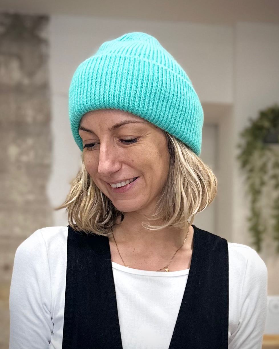 Bonnet femme vert pastel style casual chic