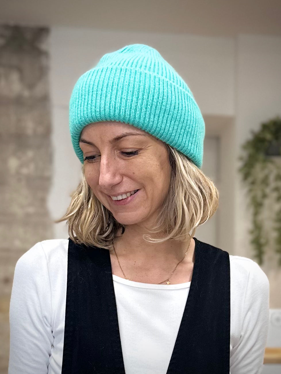 Bonnet femme vert pastel style casual chic