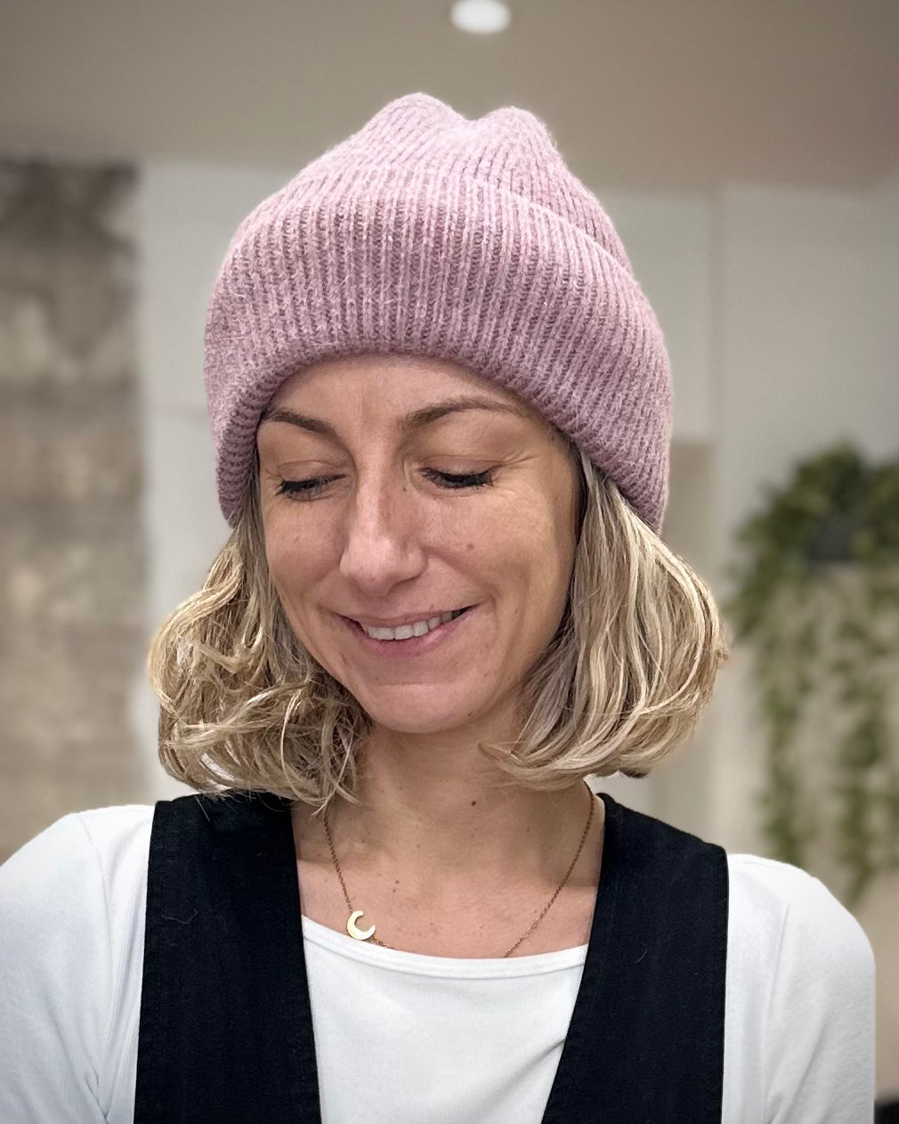 Bonnet angora vieux rose modèle Aurore