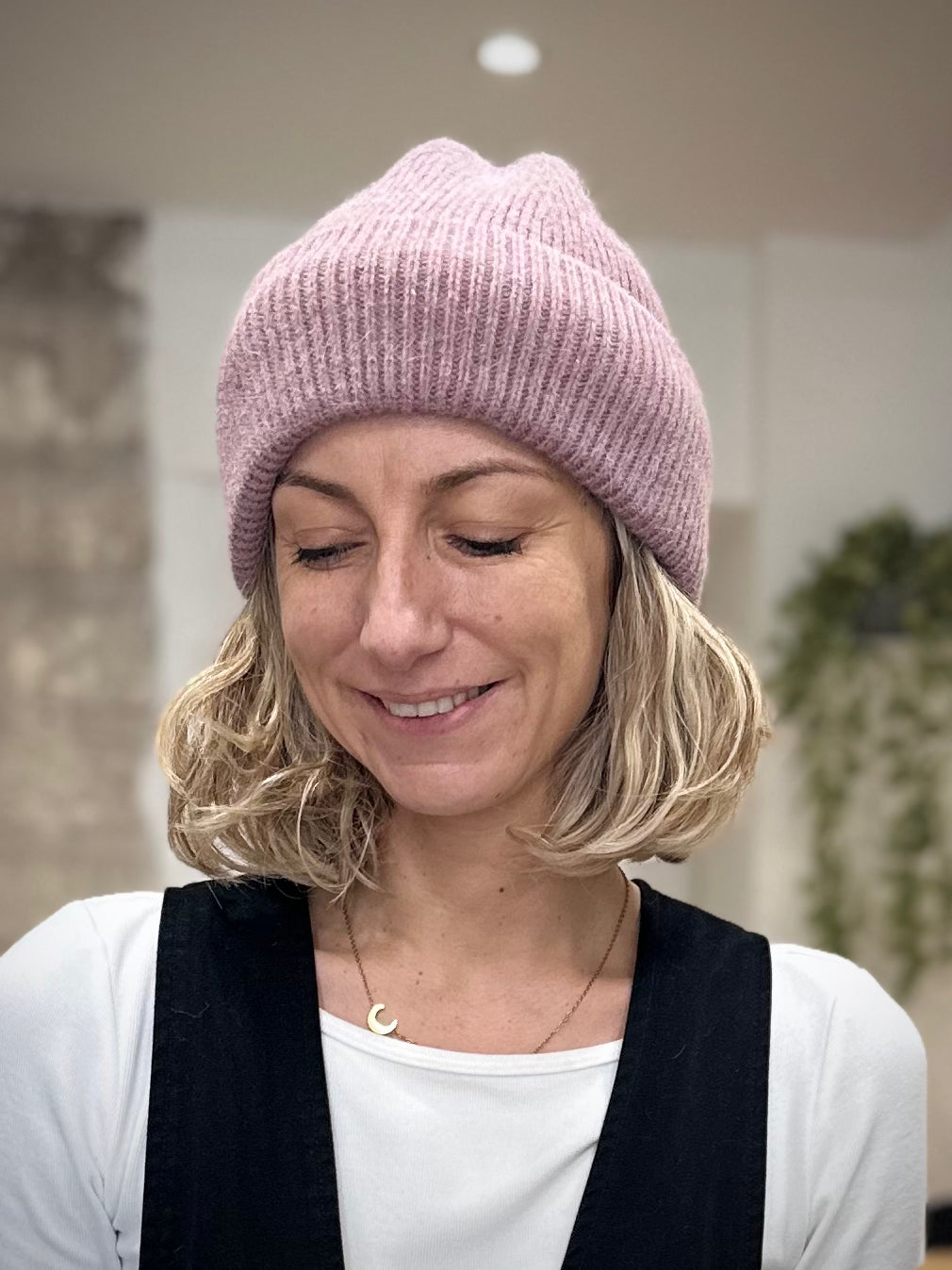 Bonnet angora vieux rose modèle Aurore