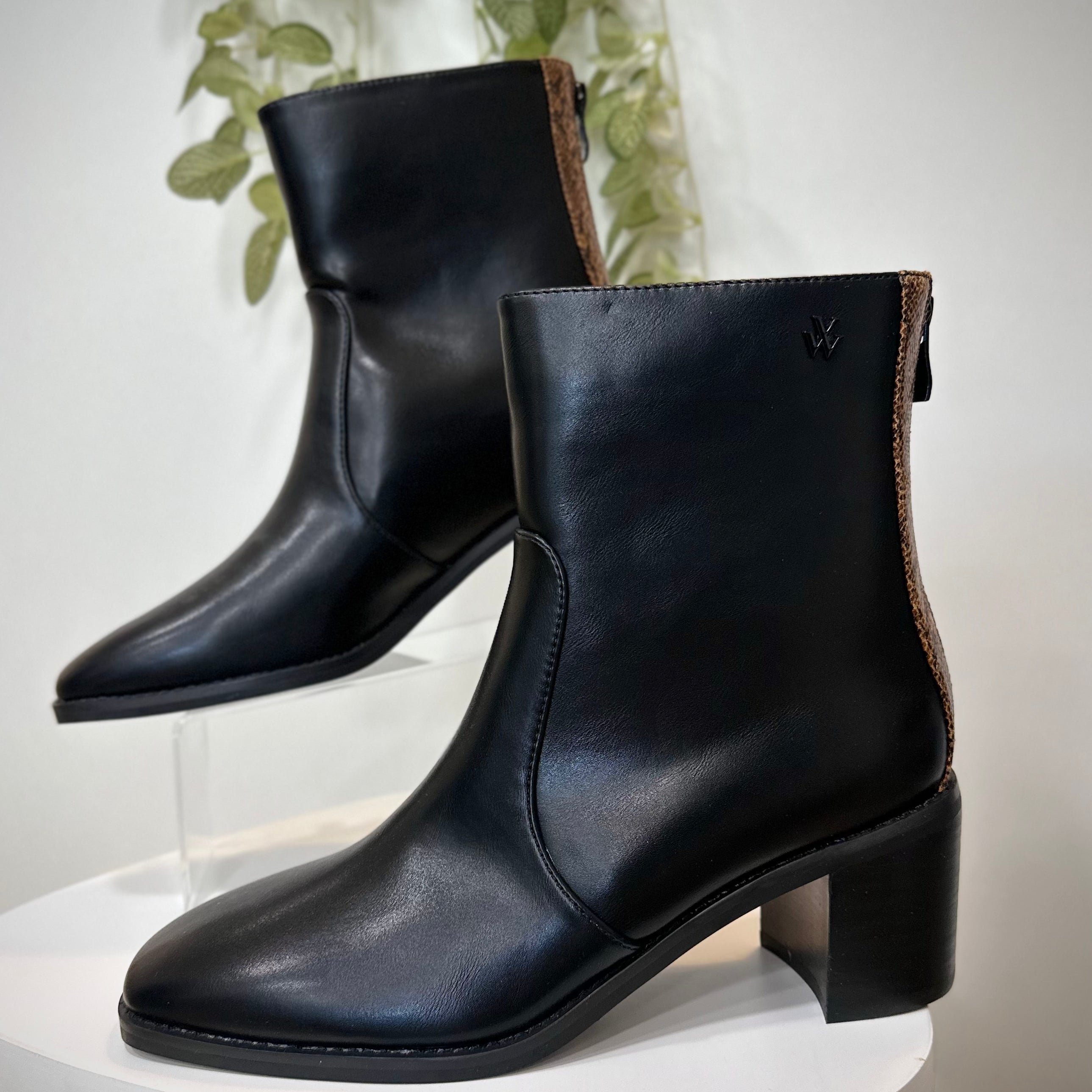 Vue de côté des bottines noires à bout carré