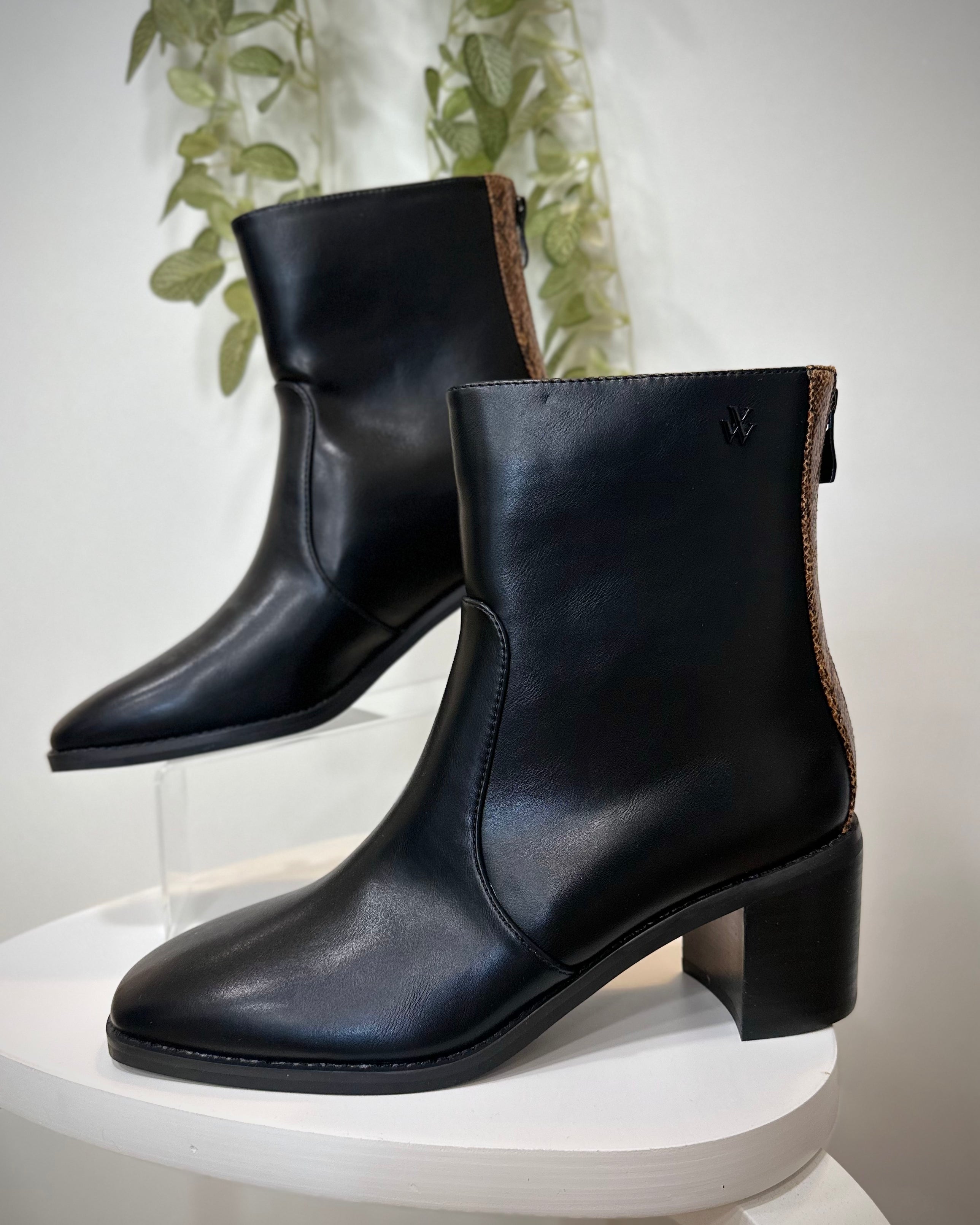Vue de côté des bottines noires à bout carré