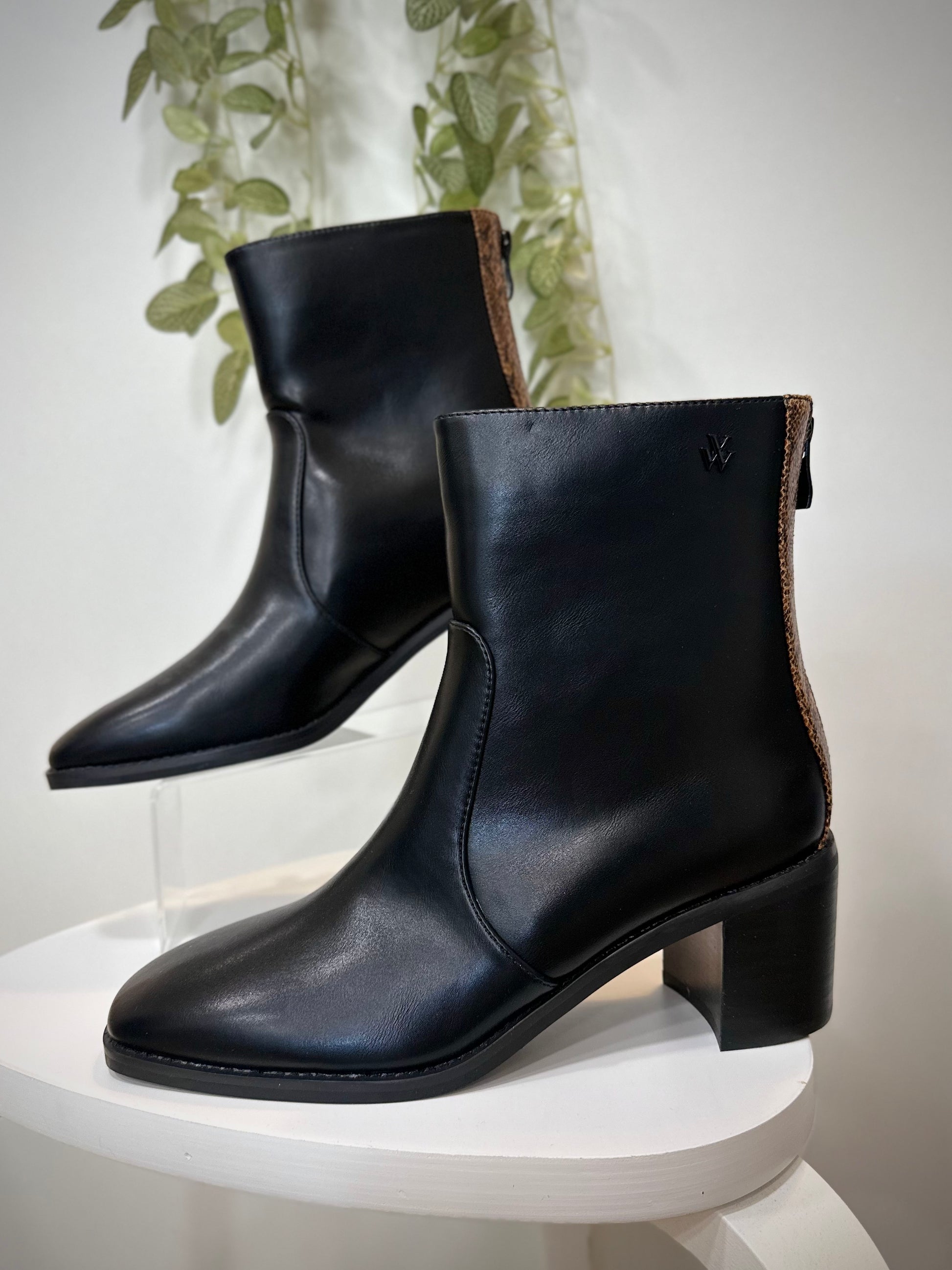 Vue de côté des bottines noires à bout carré