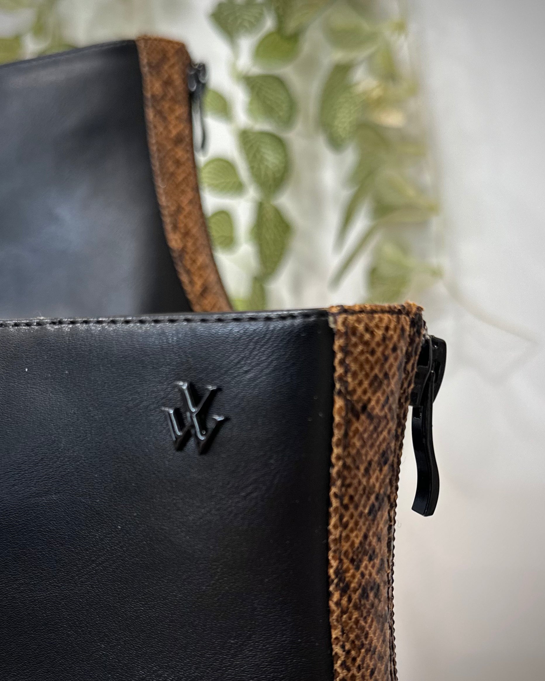 Vue rapprochée du logo Vanessa Wu ton sur ton des bottines