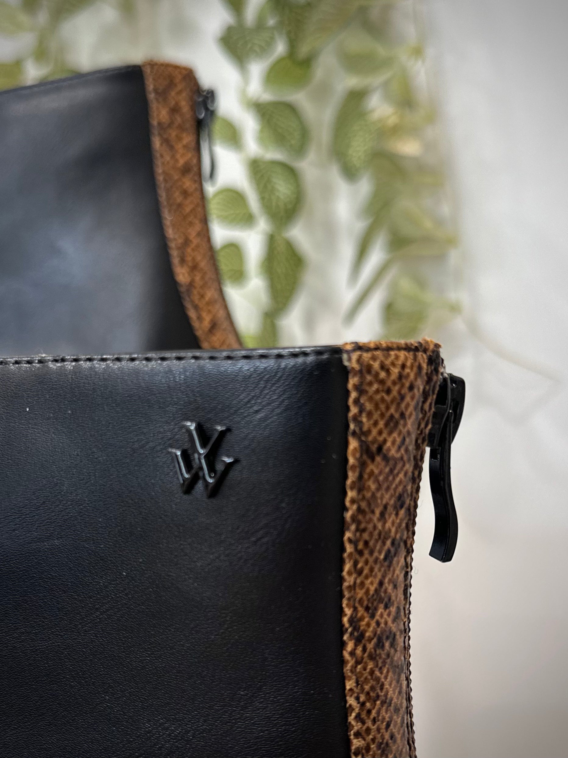 Vue rapprochée du logo Vanessa Wu ton sur ton des bottines