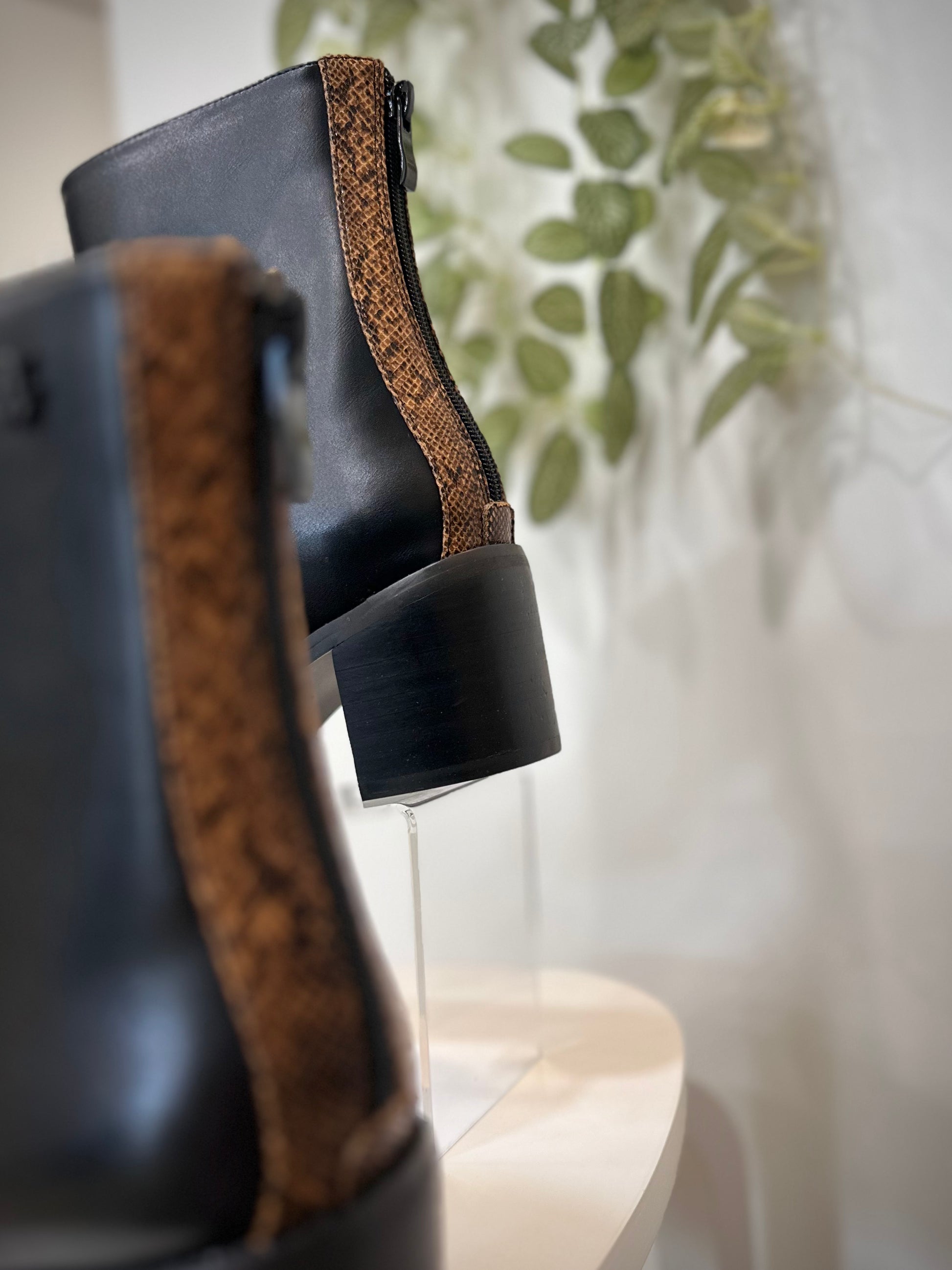 Gros plan sur la fermeture arrière python camel des bottines