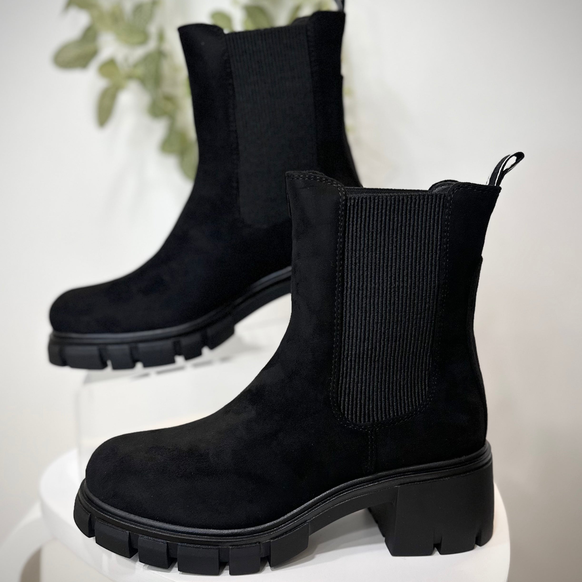 Bottines montantes noires crantées en look automne-hiver chic