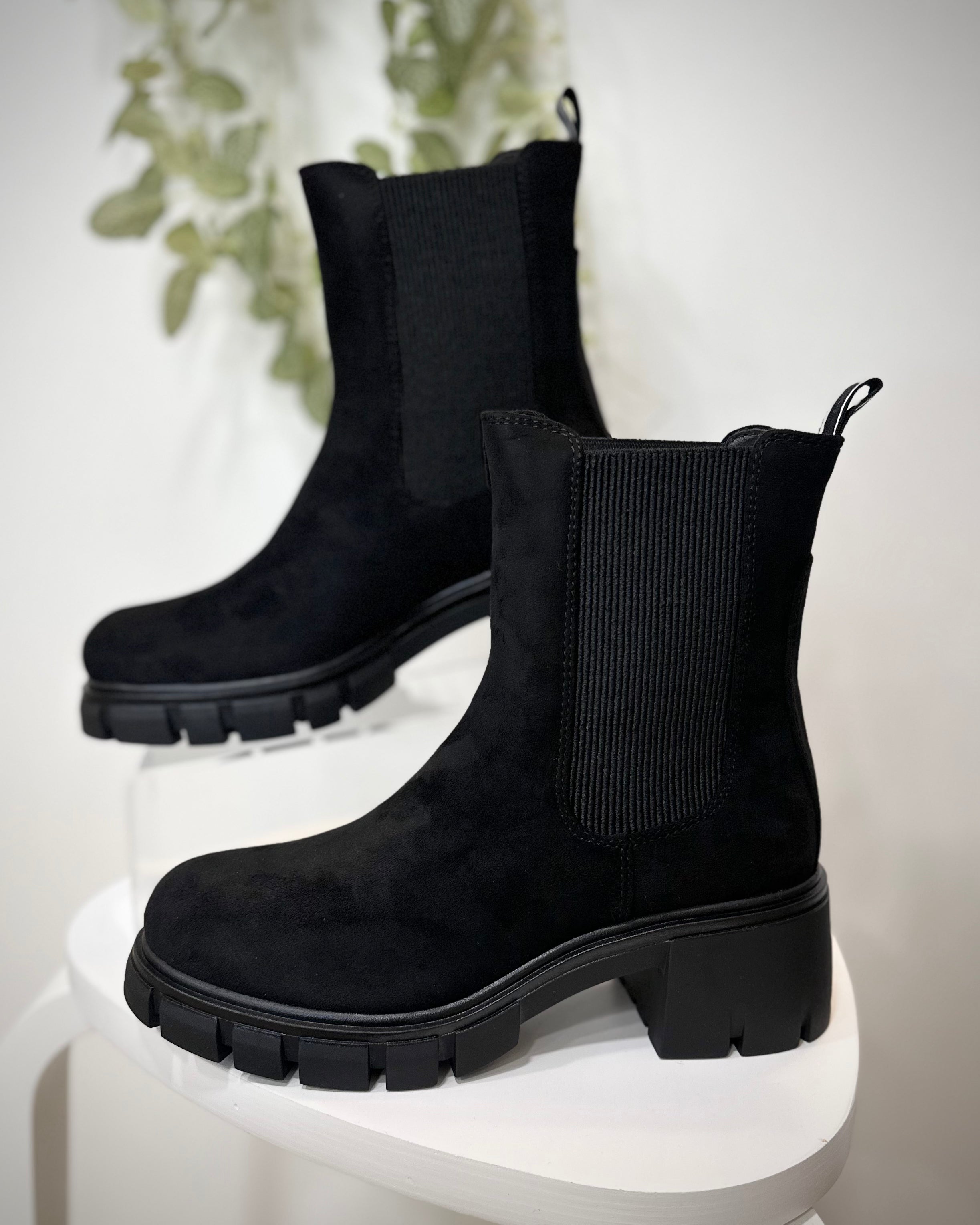 Bottines montantes noires crantées en look automne-hiver chic