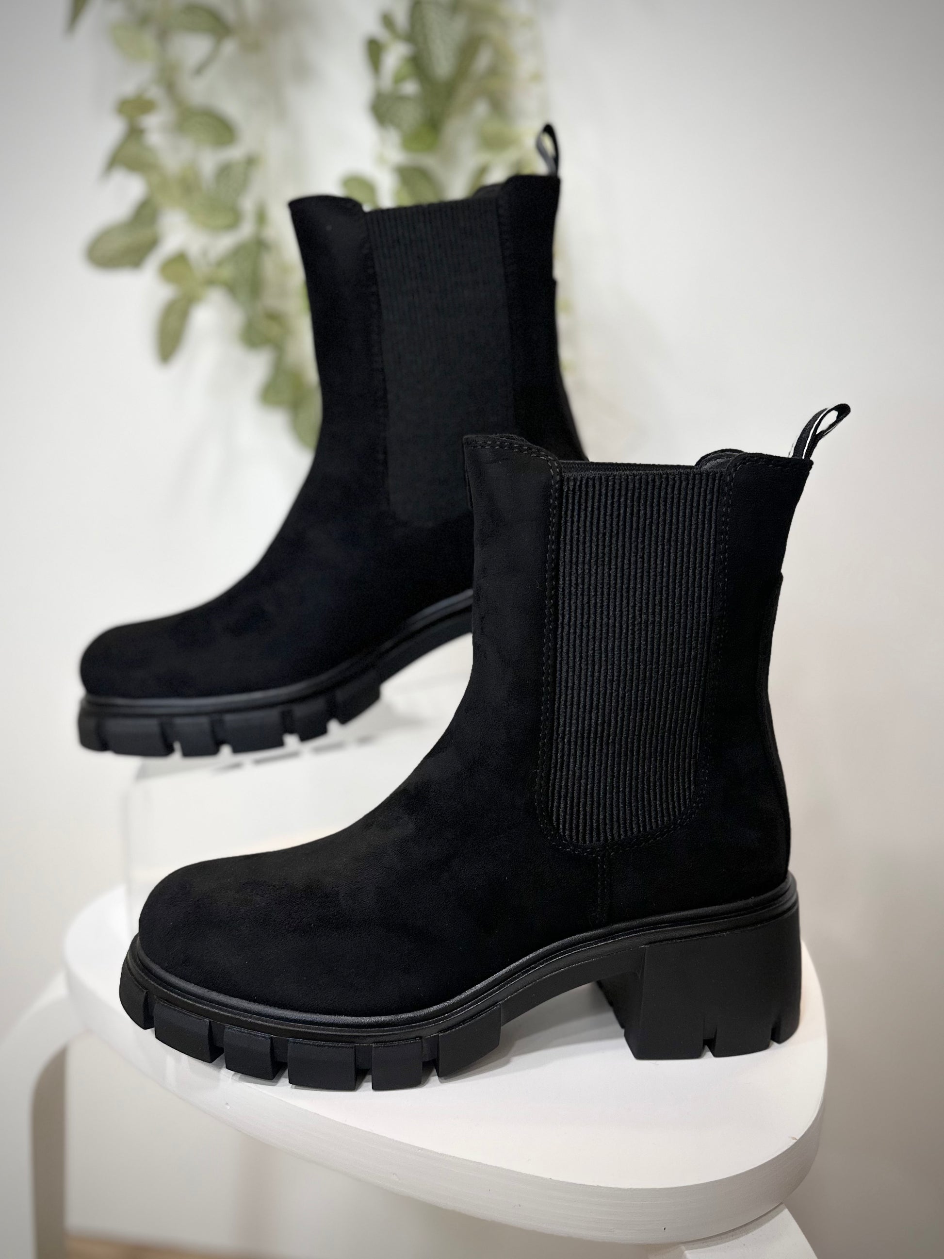 Bottines montantes noires crantées en look automne-hiver chic