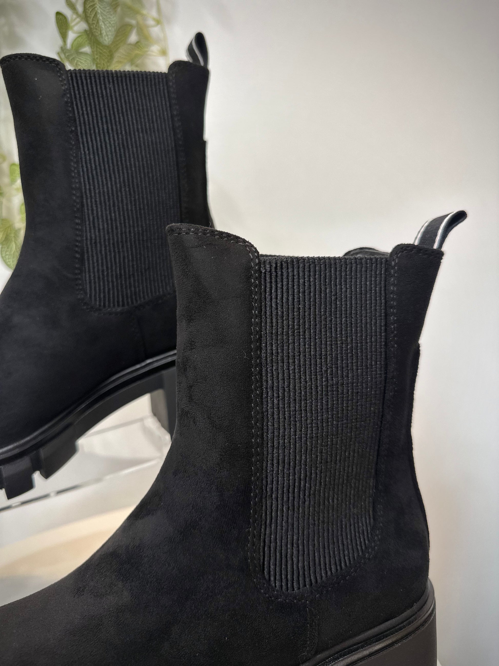 Détail élastique latéral bottines Chelsea Hérine femme