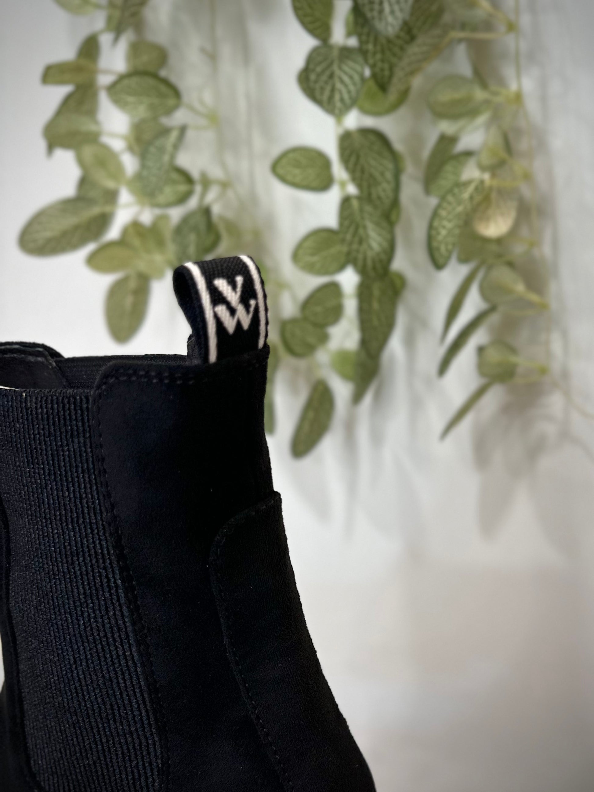 Vue arrière bottines Chelsea noires à talon épais