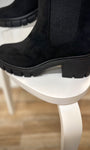 Gros plan sur semelle crantée bottines Chelsea noires femme