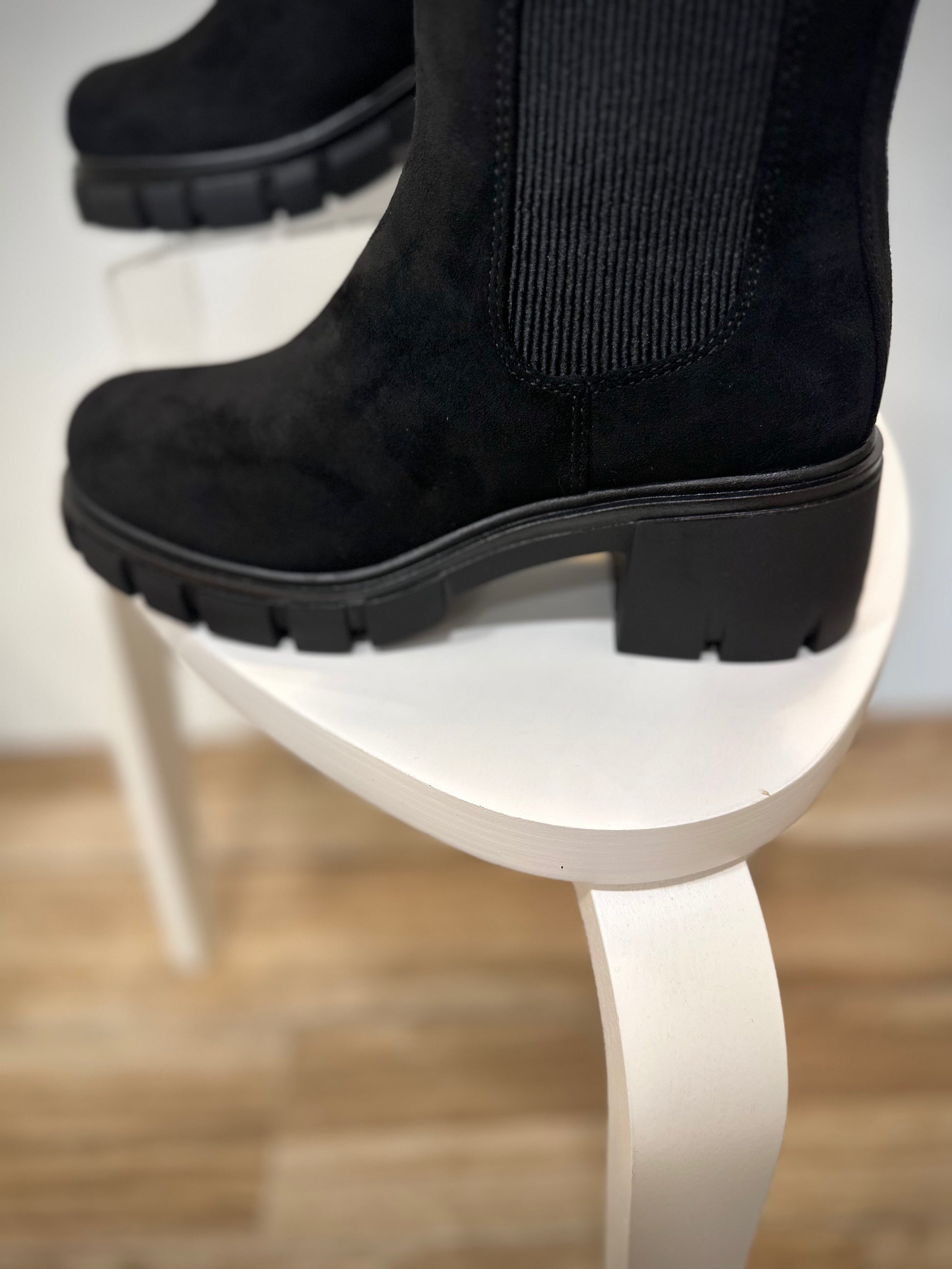 Gros plan sur semelle crantée bottines Chelsea noires femme