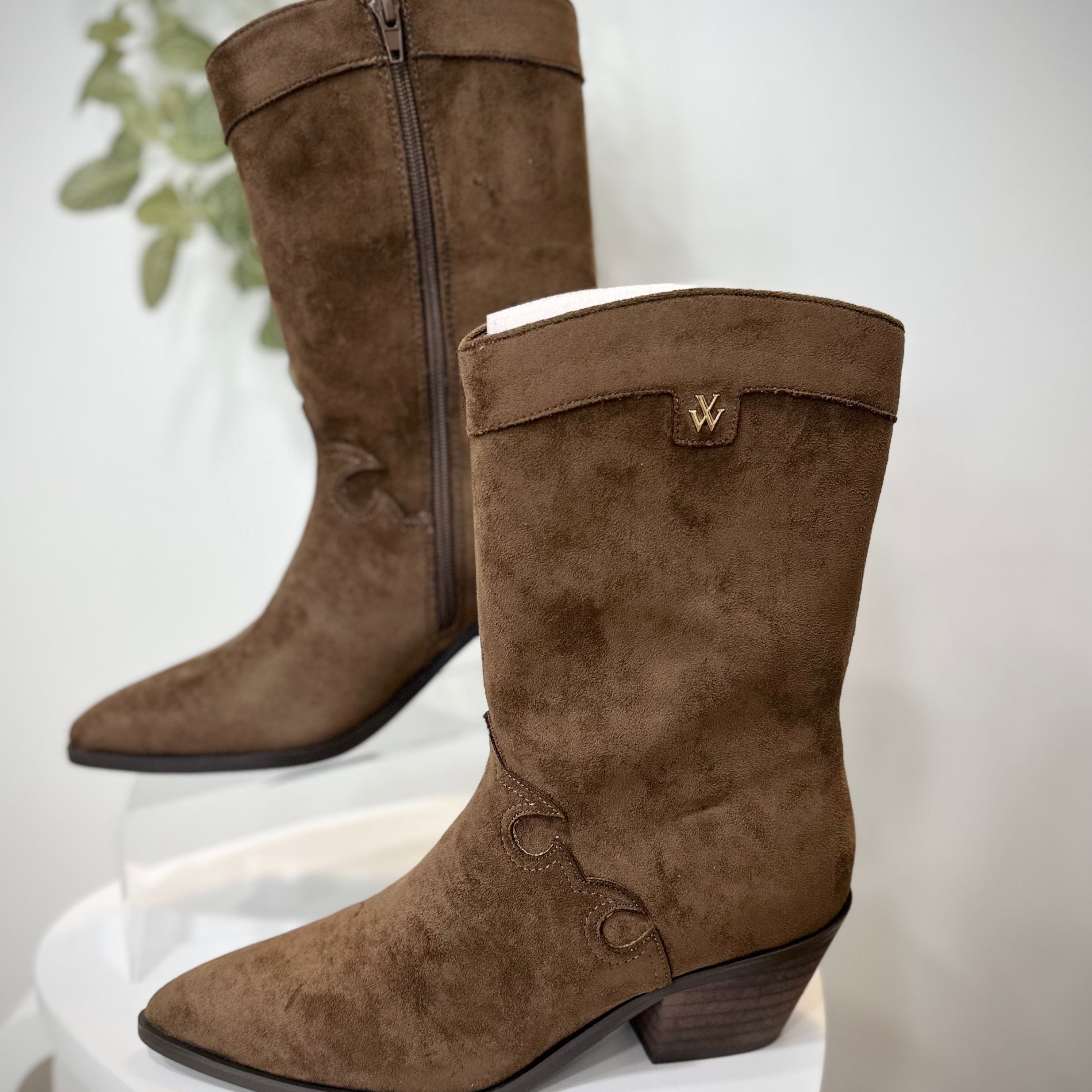 Gros plan sur bottines santiags taupe bout pointu et talon cubain
