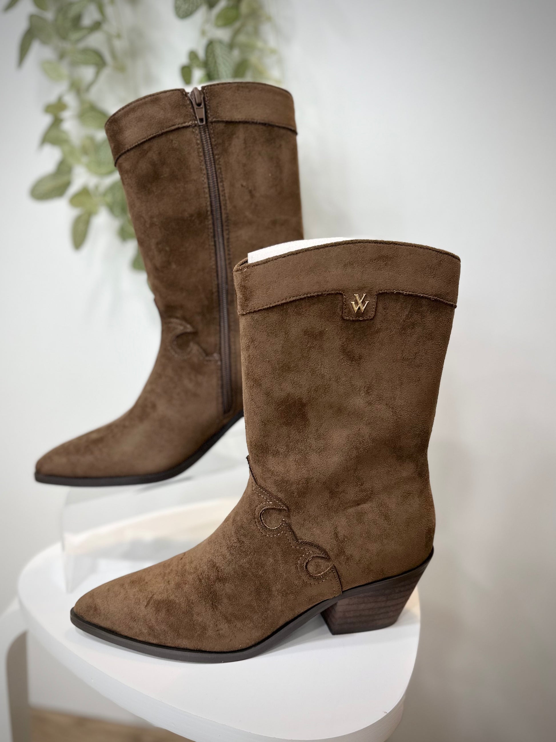 Gros plan sur bottines santiags taupe bout pointu et talon cubain