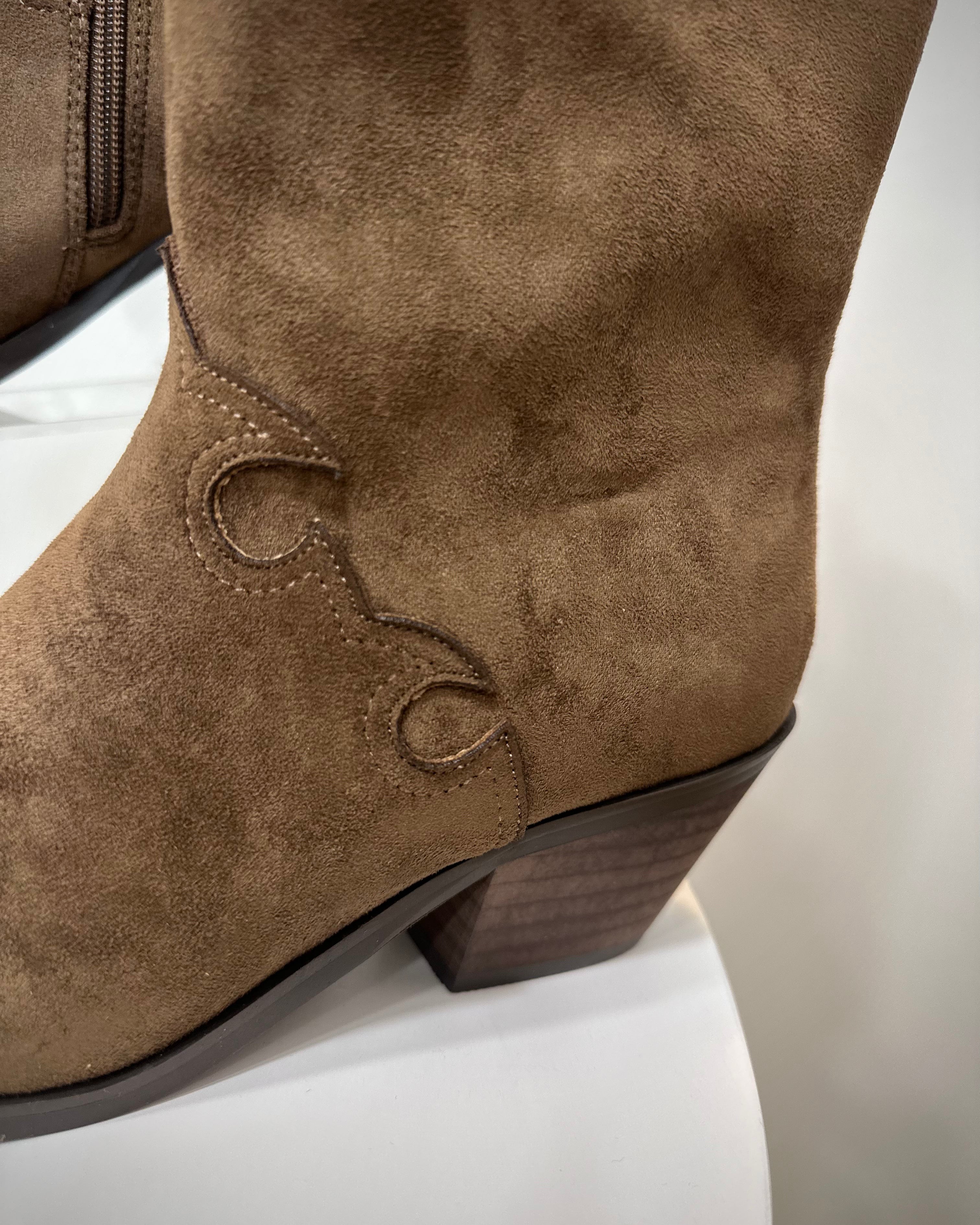 Détail couture western ton sur ton bottines santiags Monique