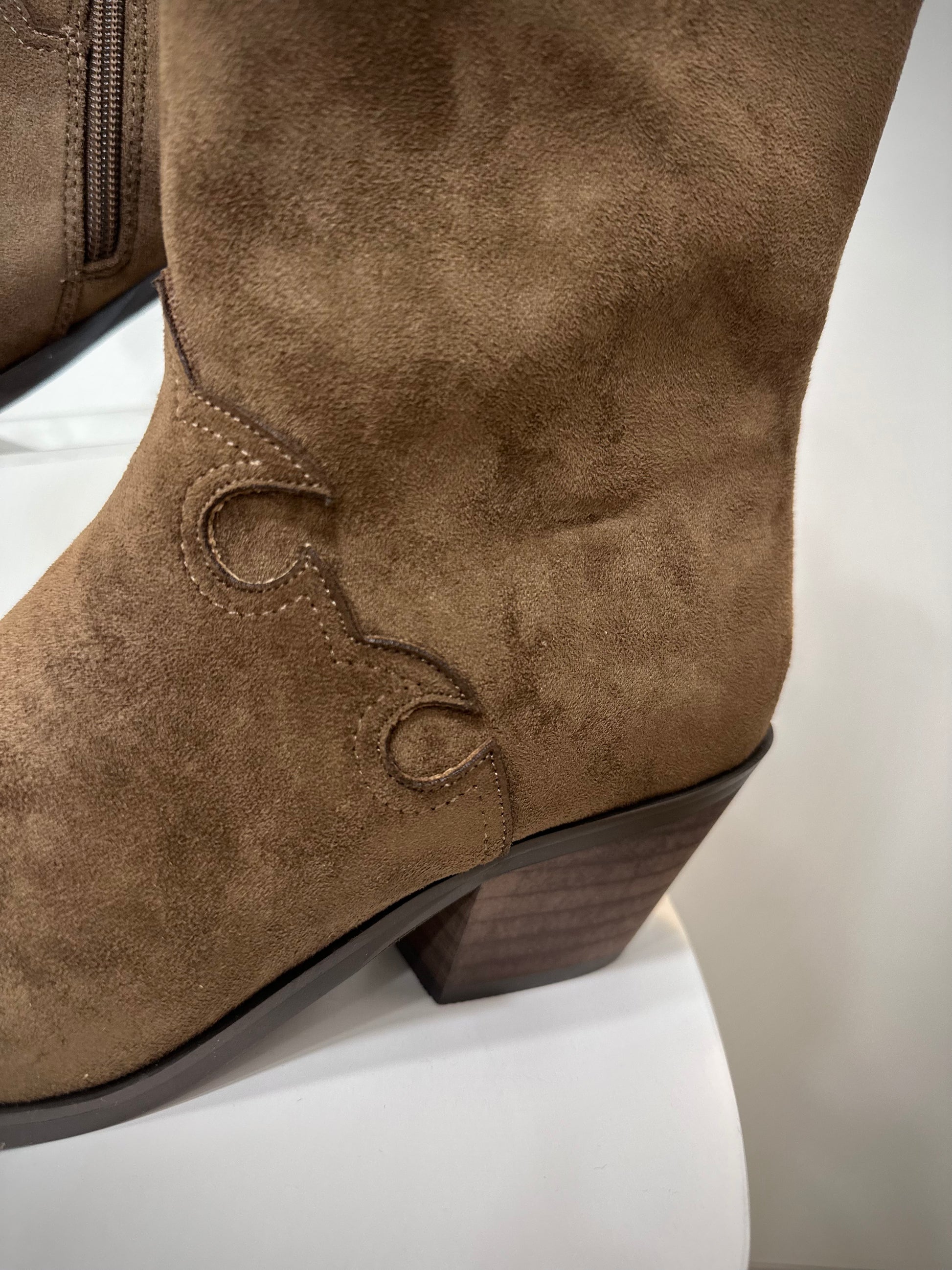 Détail couture western ton sur ton bottines santiags Monique