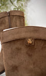 Vue de côté bottines santiags modernes femme automne hiver