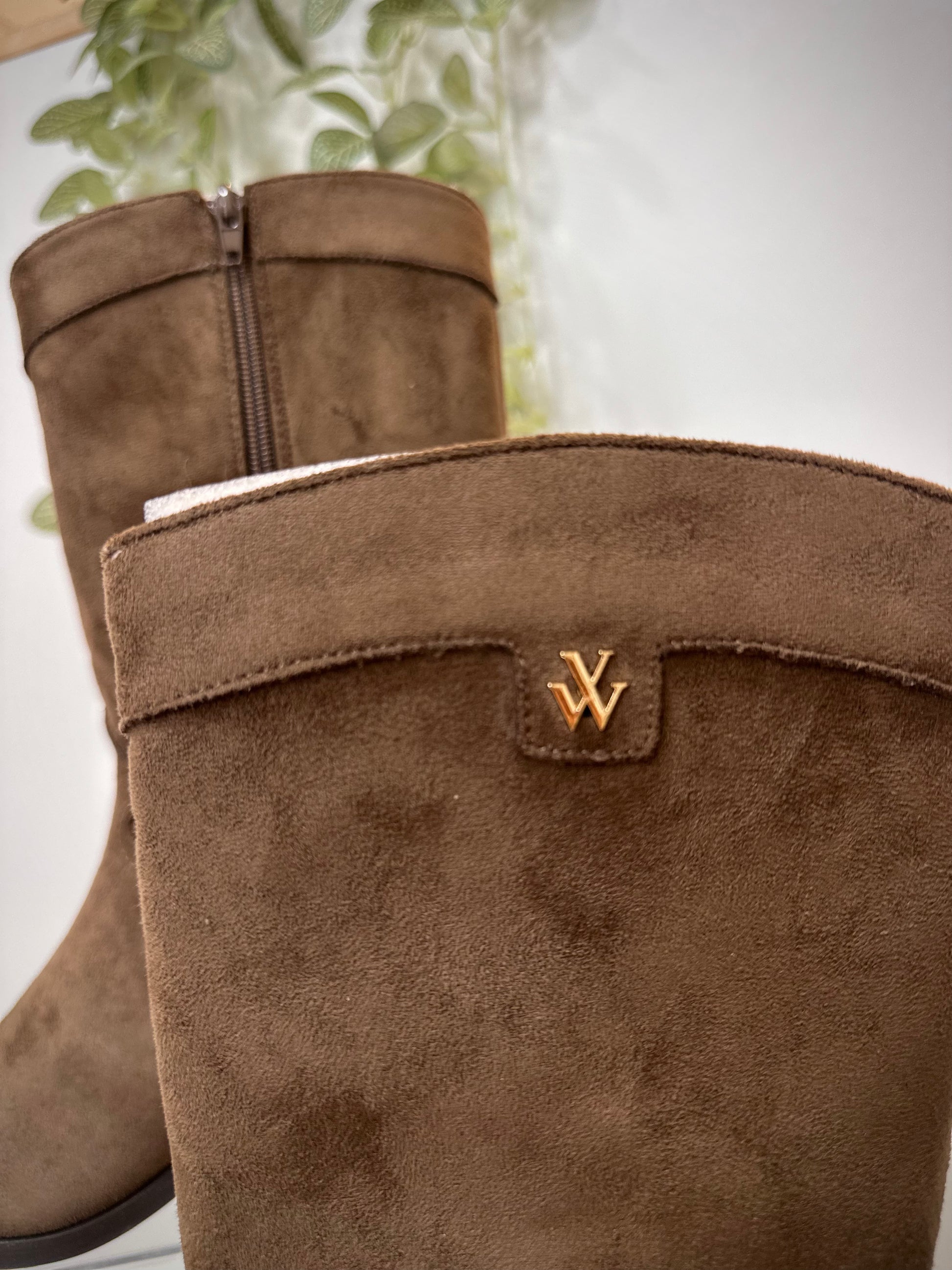 Vue de côté bottines santiags modernes femme automne hiver