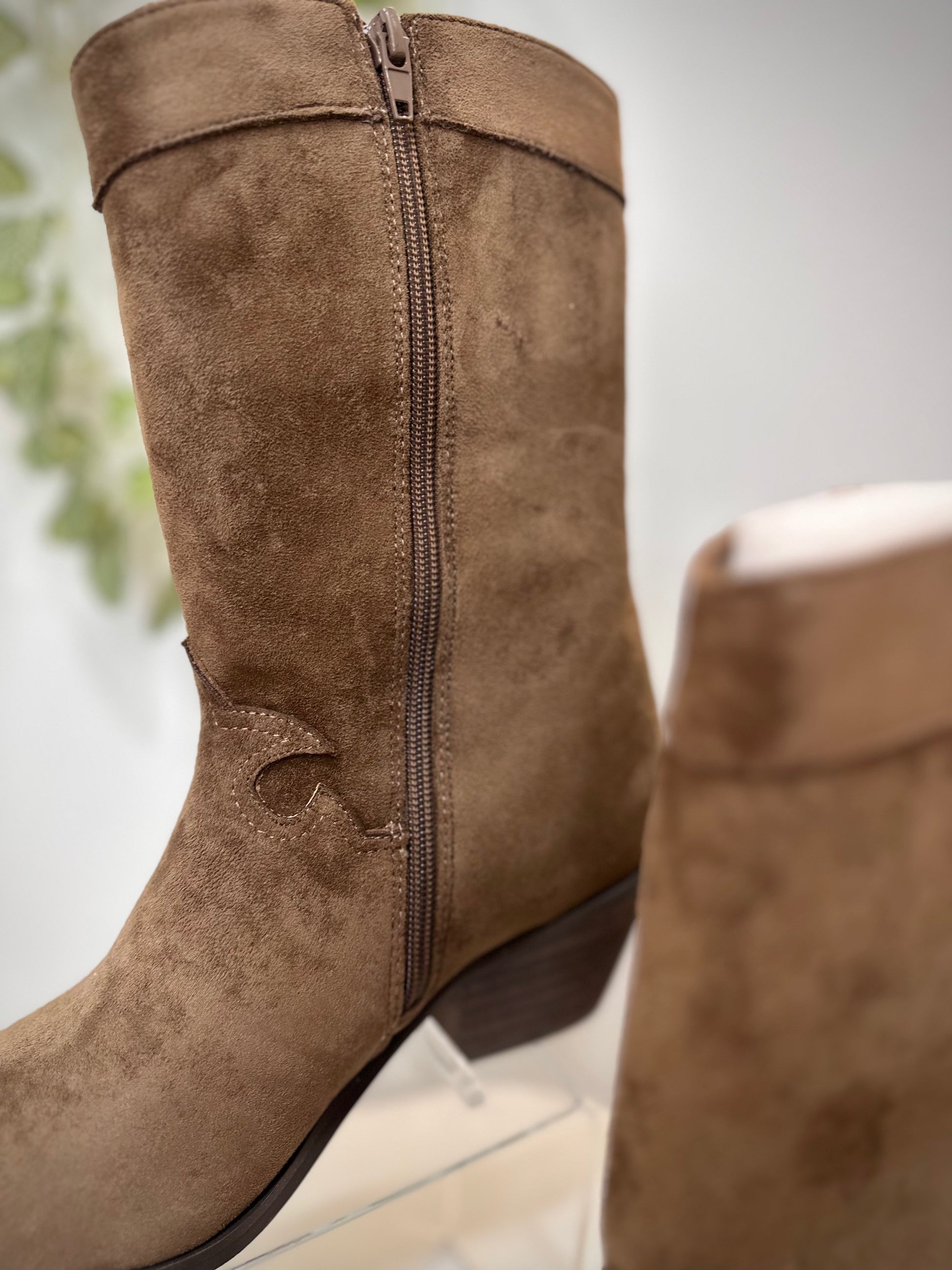 Gros plan fermeture éclair intérieure bottines taupe