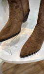 Gros plan sur bout pointu bottines taupe suédine