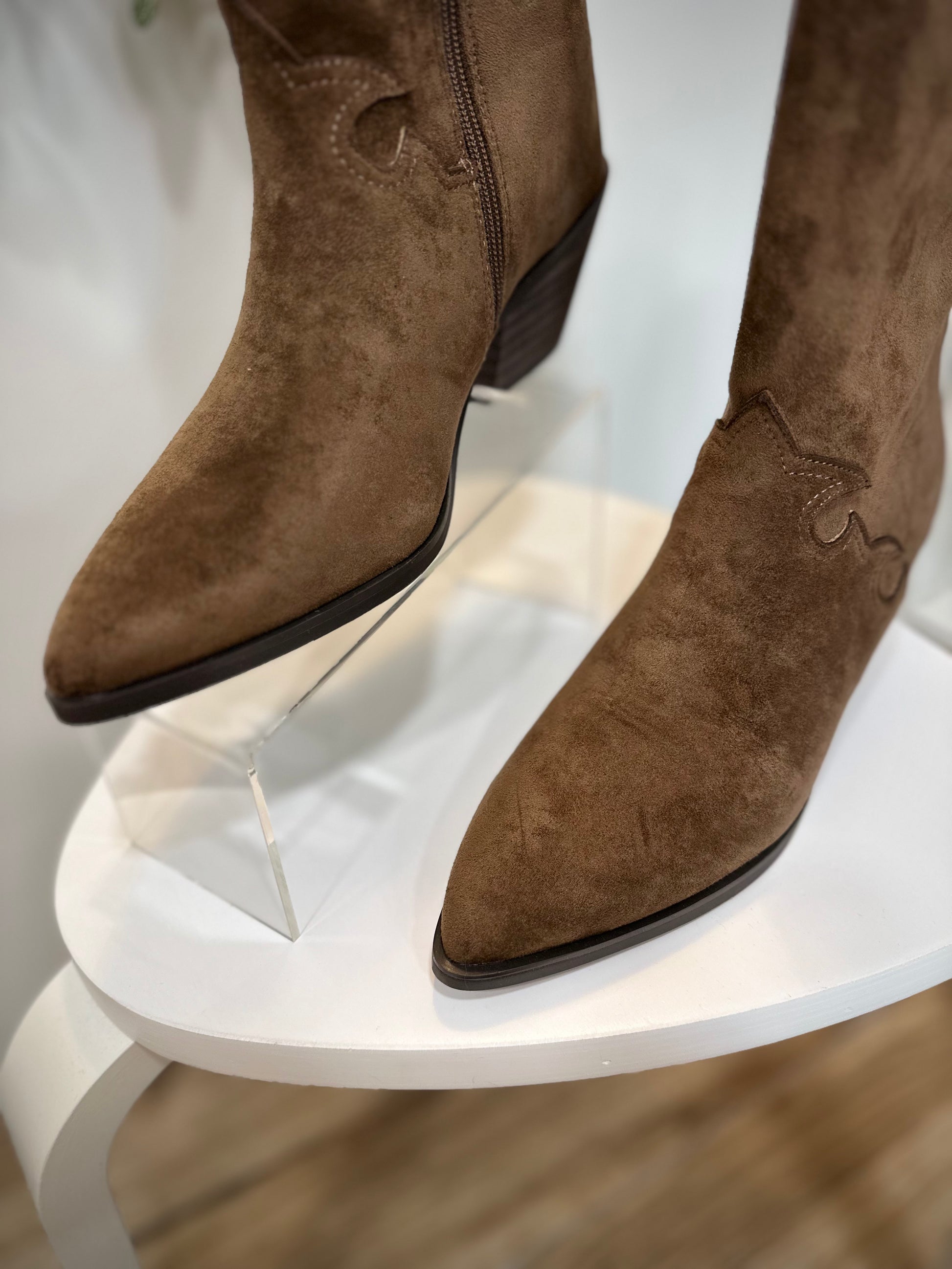 Gros plan sur bout pointu bottines taupe suédine