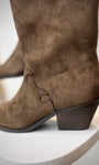 Gros plan sur semelle effet bois bottines santiags femme