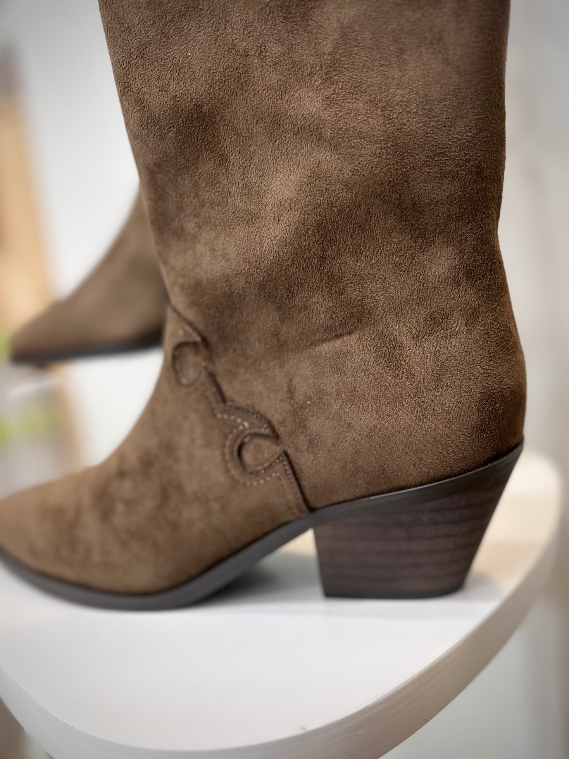 Gros plan sur semelle effet bois bottines santiags femme