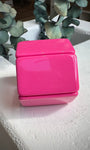 Bracelet STAMPS couleur rose bonbon sur fond blanc