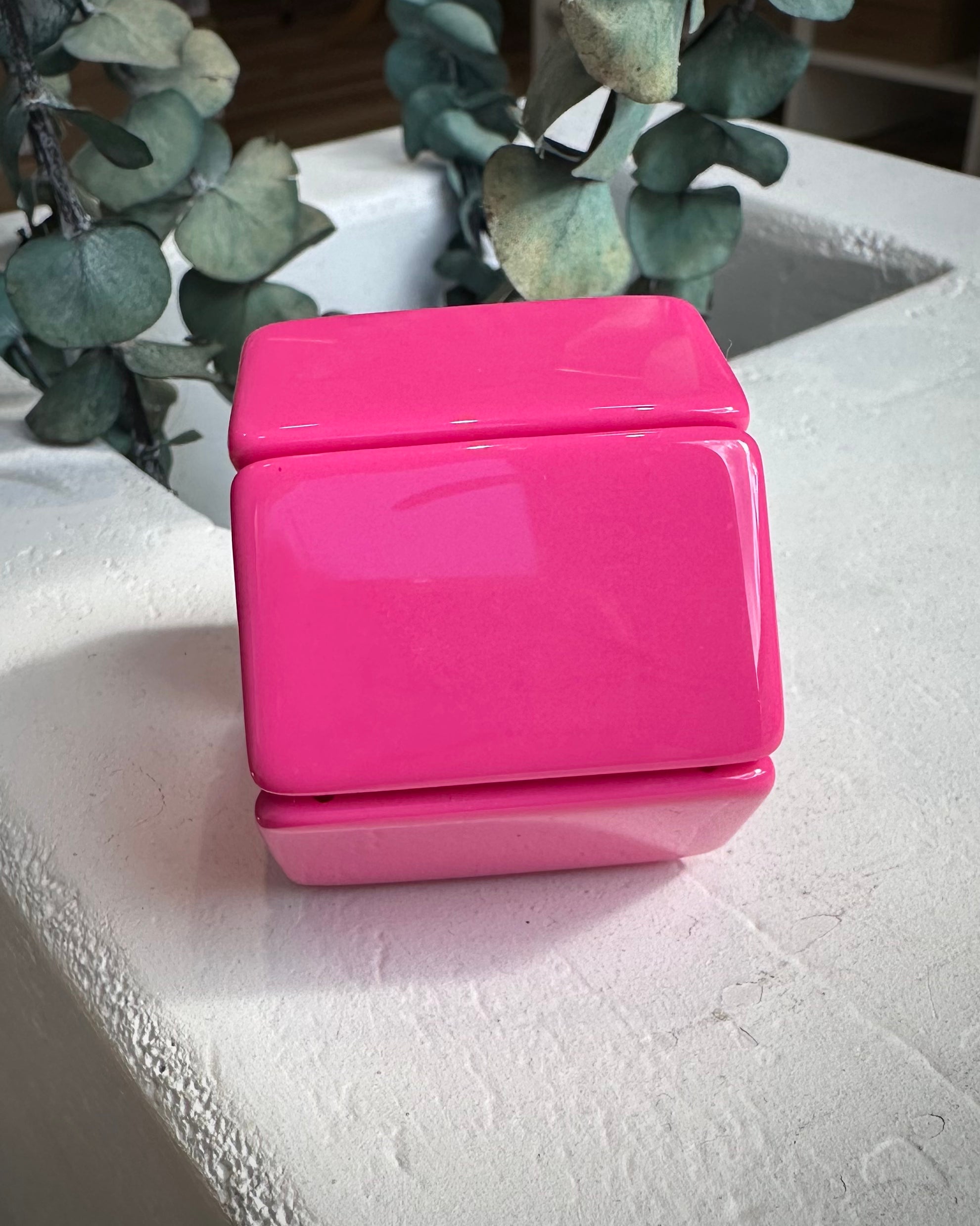 Bracelet STAMPS couleur rose bonbon sur fond blanc